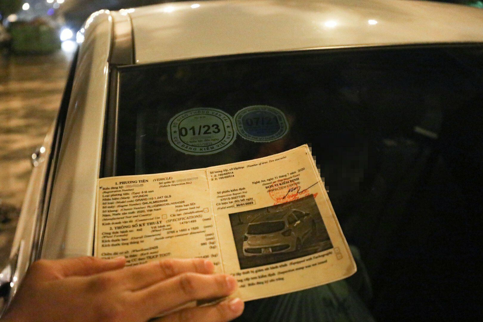 Kh&ocirc;ng chỉ vi phạm nồng độ cồn m&agrave; chiếc xe &ocirc; t&ocirc; do anh V. điều khiển c&ograve;n hết hạn đăng kiểm từ ng&agrave;y 30/1/2023.