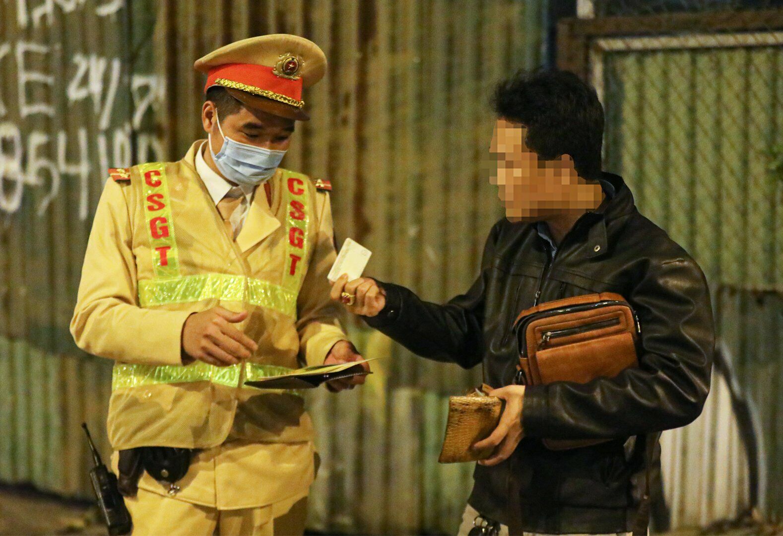 Sau khi biết m&igrave;nh vi phạm nồng độ cồn, t&agrave;i xế V. ph&acirc;n trần m&igrave;nh uống từ chiều, đến tối cảm thấy trong người tỉnh t&aacute;o n&ecirc;n đ&atilde; điều khiển xe đưa vợ con đi chơi.