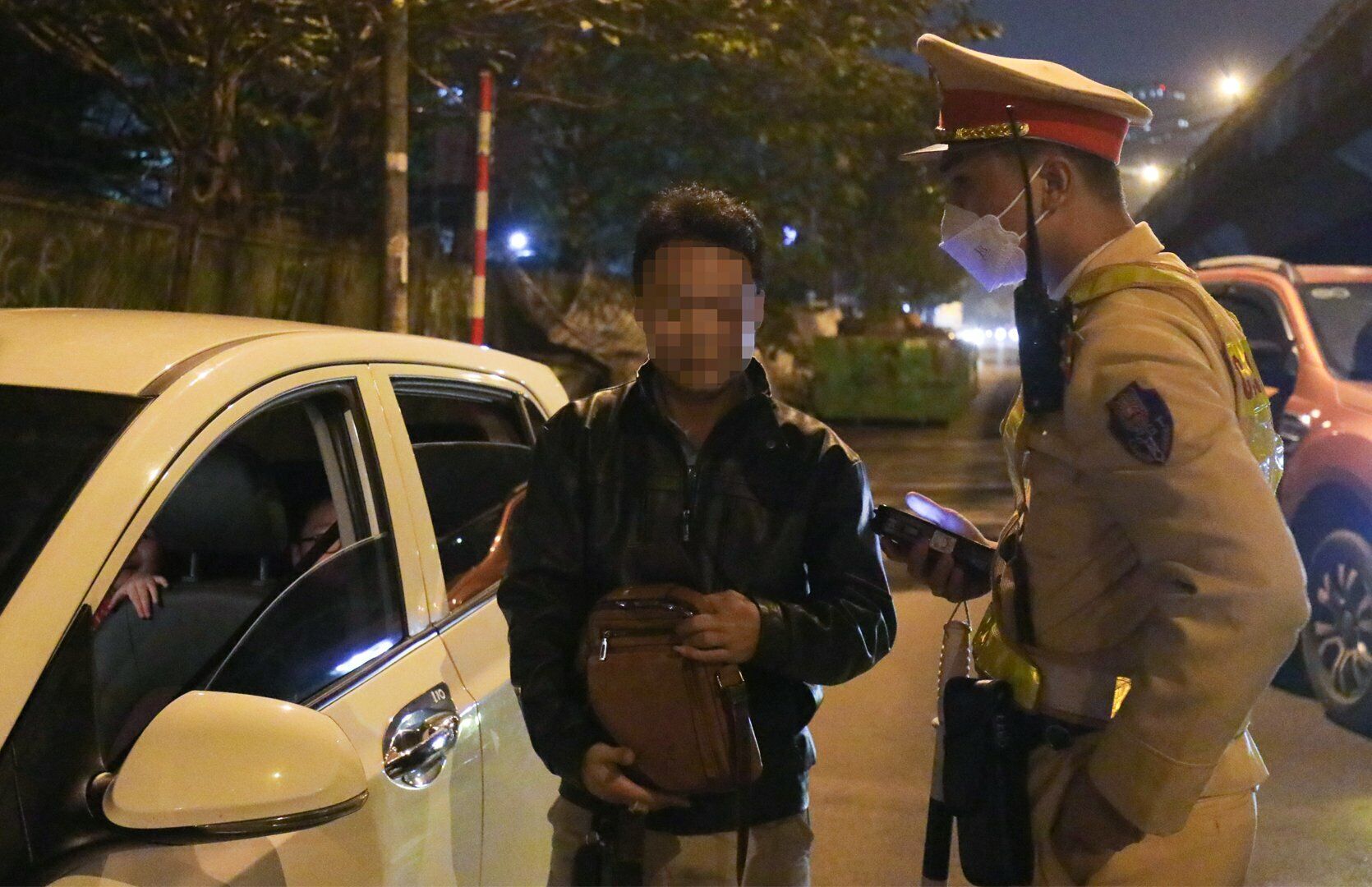 "T&ocirc;i từ Nghệ An ra đ&acirc;y chơi, buổi chiều gặp bạn đ&atilde; uống mấy ch&eacute;n, l&uacute;c tối thấy trong người tỉnh t&aacute;o n&ecirc;n đ&atilde; l&aacute;i xe đưa vợ con đi chơi kh&ocirc;ng ngờ vẫn trong người vẫn c&ograve;n nồng độ cồn", anh V. n&oacute;i.