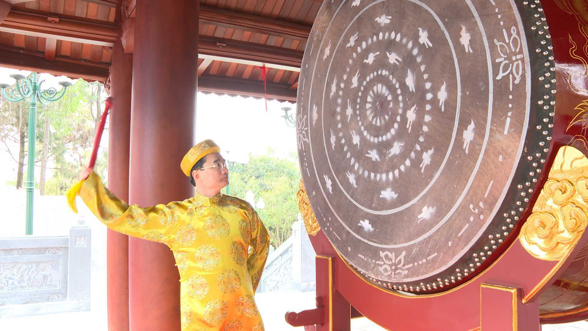 Lễ hội đền Cửa &Ocirc;ng được tổ chức trong 2 ng&agrave;y từ 22 đến 23/3 (tức ng&agrave;y 3 v&agrave; 4/2 &acirc;m lịch năm Qu&yacute; M&atilde;o). Ảnh: &Ocirc;ng Nguyễn Anh T&uacute;, B&iacute; thư Th&agrave;nh ủy, Chủ tịch HĐND TP Cẩm Phả gi&oacute;ng trống khai hội đền Cửa &Ocirc;ng.