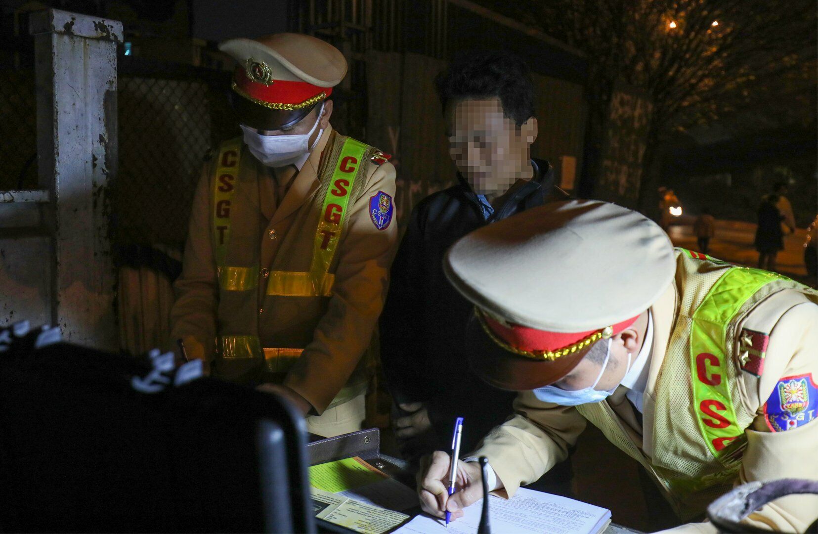 "Nh&agrave; t&ocirc;i tận Nghệ An, mong c&aacute;c anh th&ocirc;ng cảm v&agrave; giải quyết nhanh để t&ocirc;i được l&aacute;i xe đưa vợ con về nh&agrave;. T&ocirc;i uống từ chiều n&ecirc;n tỉnh t&aacute;o m&agrave;", anh V. n&oacute;i.