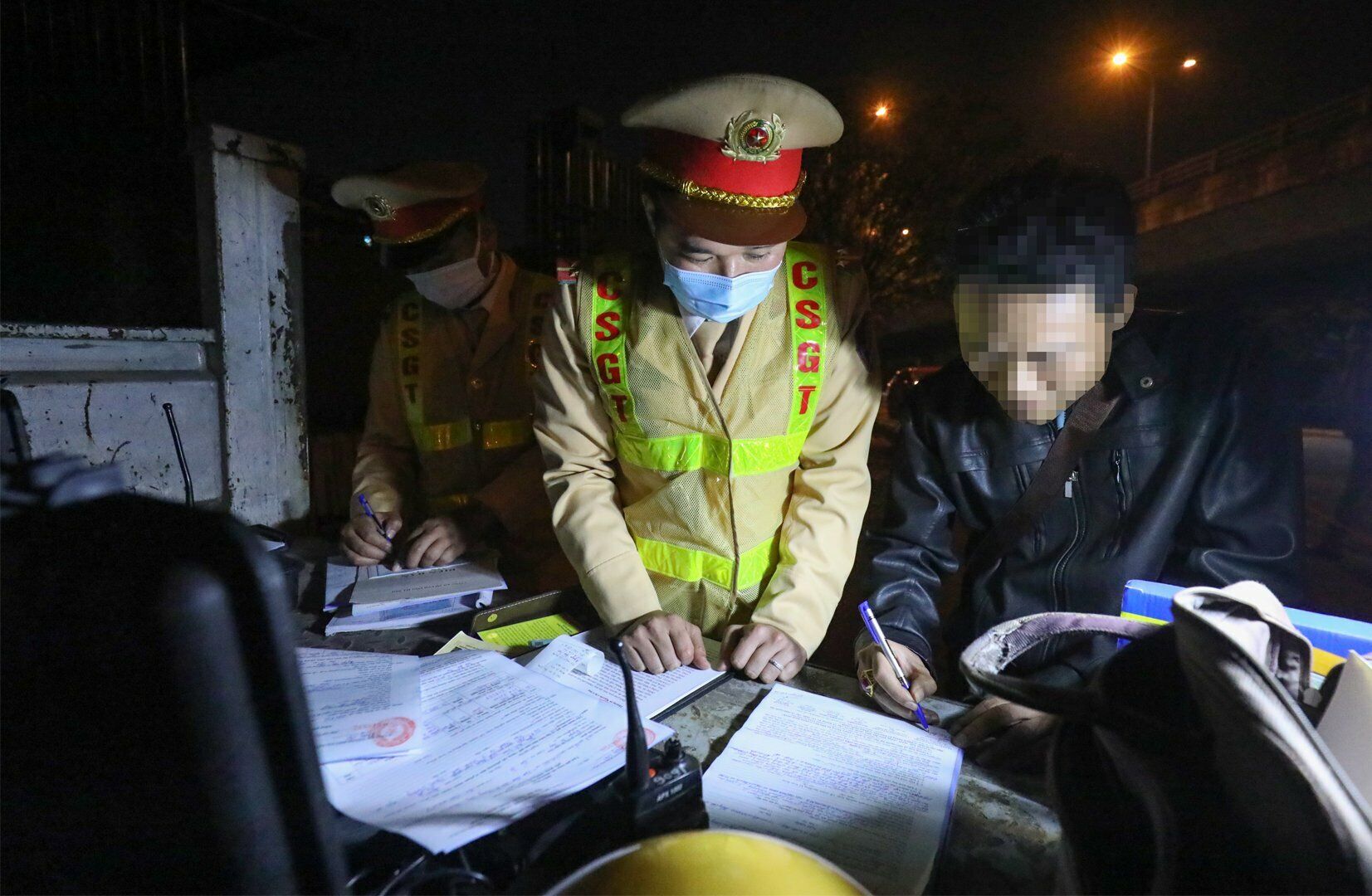 Trước đề nghị kh&ocirc;ng ch&iacute;nh đ&aacute;ng của anh V., Tổ c&ocirc;ng t&aacute;c giải th&iacute;ch r&otilde; r&agrave;ng v&agrave; anh V. sau đ&oacute; đ&atilde; chấp nhận k&yacute; v&agrave;o bi&ecirc;n bản. Với lỗi vi phạm n&agrave;y anh V. bị phạt 7 triệu đồng, tước GPLX 11 th&aacute;ng v&agrave; tạm giữ xe &ocirc; t&ocirc;.