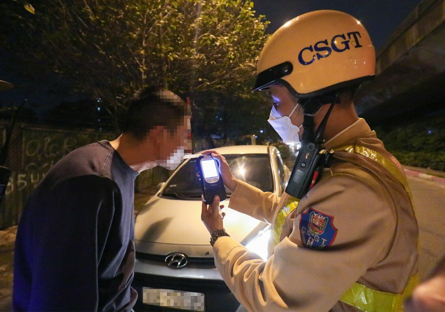 Khoảng 40 ph&uacute;t sau (sau khi kiểm tra h&agrave;ng trăm phương tiện), Tổ c&ocirc;ng t&aacute;c mới tiếp tục ph&aacute;t hiện l&aacute;i xe L.Q.T. điều khiển &ocirc; t&ocirc; BKS 30E-707.XX vi phạm nồng độ cồn ở mức 0,046 miligam/l&iacute;t kh&iacute; thở.