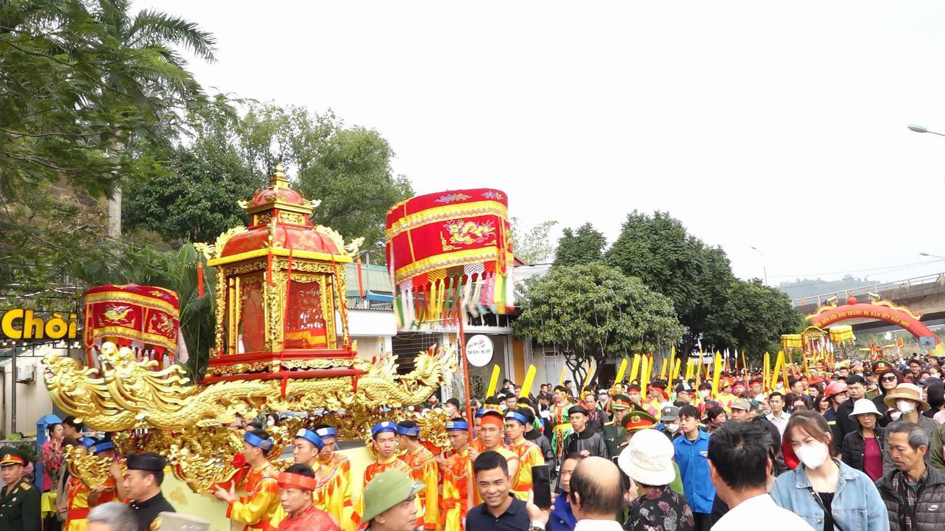 Đ&uacute;ng 9 giờ s&aacute;ng, buổi lễ được bắt đầu trong sự tham gia của đ&ocirc;ng đảo người d&acirc;n, du kh&aacute;ch.
