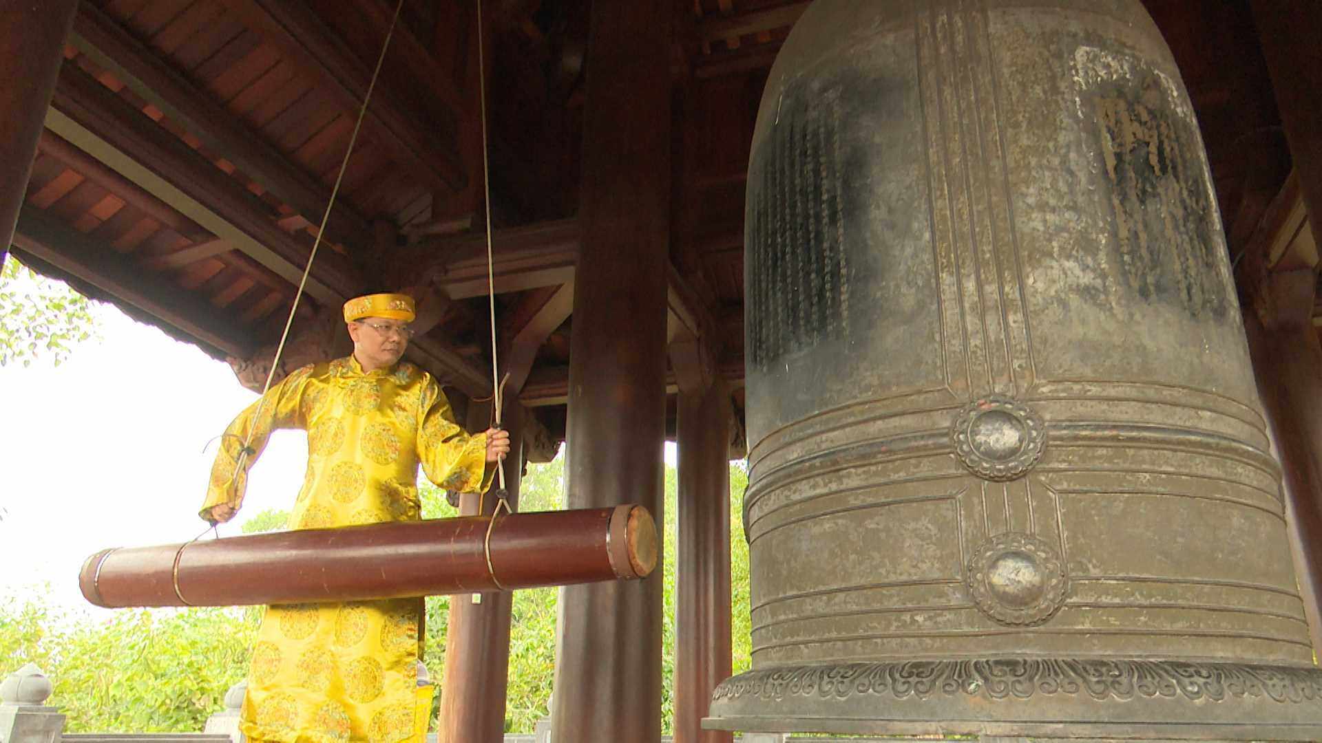 Lễ hội đền Cửa &Ocirc;ng được mở h&agrave;ng năm để tưởng nhớ c&ocirc;ng đức, cuộc đời v&agrave; sự nghiệp của Đức &Ocirc;ng Hưng Nhượng Vương Trần Quốc Tảng v&agrave; nhiều tướng lĩnh nh&agrave; Trần c&oacute; c&ocirc;ng đ&aacute;nh giặc, trấn ải v&ugrave;ng Đ&ocirc;ng Bắc. Ảnh: Chủ tịch UBND TP Cẩm Phả Nguyễn Mạnh Cường đ&aacute;nh chi&ecirc;ng khai hội đền Cửa &Ocirc;ng.