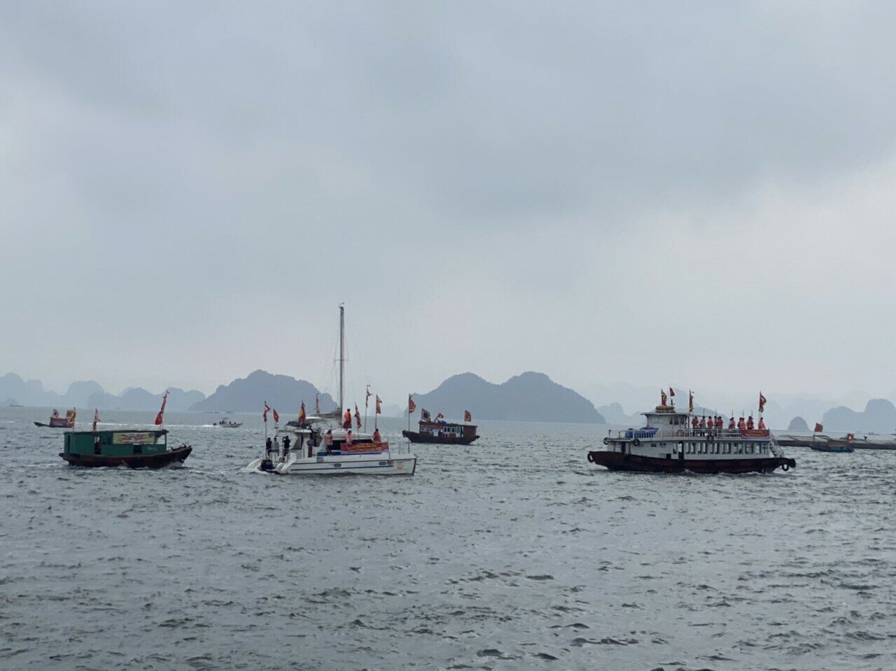 Hơn 20 t&agrave;u tượng trưng cho đội thủy binh tham gia rước tr&ecirc;n biển.