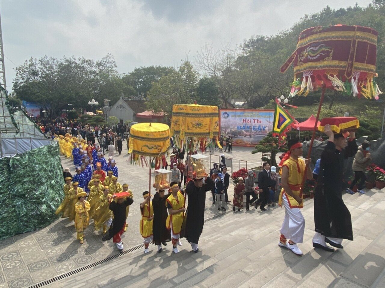 N&eacute;t mới trong dịp khai hội đền Cửa &Ocirc;ng năm nay l&agrave; c&oacute; hơn 1.000 người tham gia lễ rước v&agrave; phần hội; lễ rước Đức &Ocirc;ng vi h&agrave;nh khu an ngự c&oacute; đo&agrave;n thủy binh (tr&ecirc;n 10 t&agrave;u, thuyền của Cẩm Phả v&agrave; c&aacute;c huyện, thị x&atilde; trong v&agrave; ngo&agrave;i th&agrave;nh phố kết hợp lễ rước dưới biển).