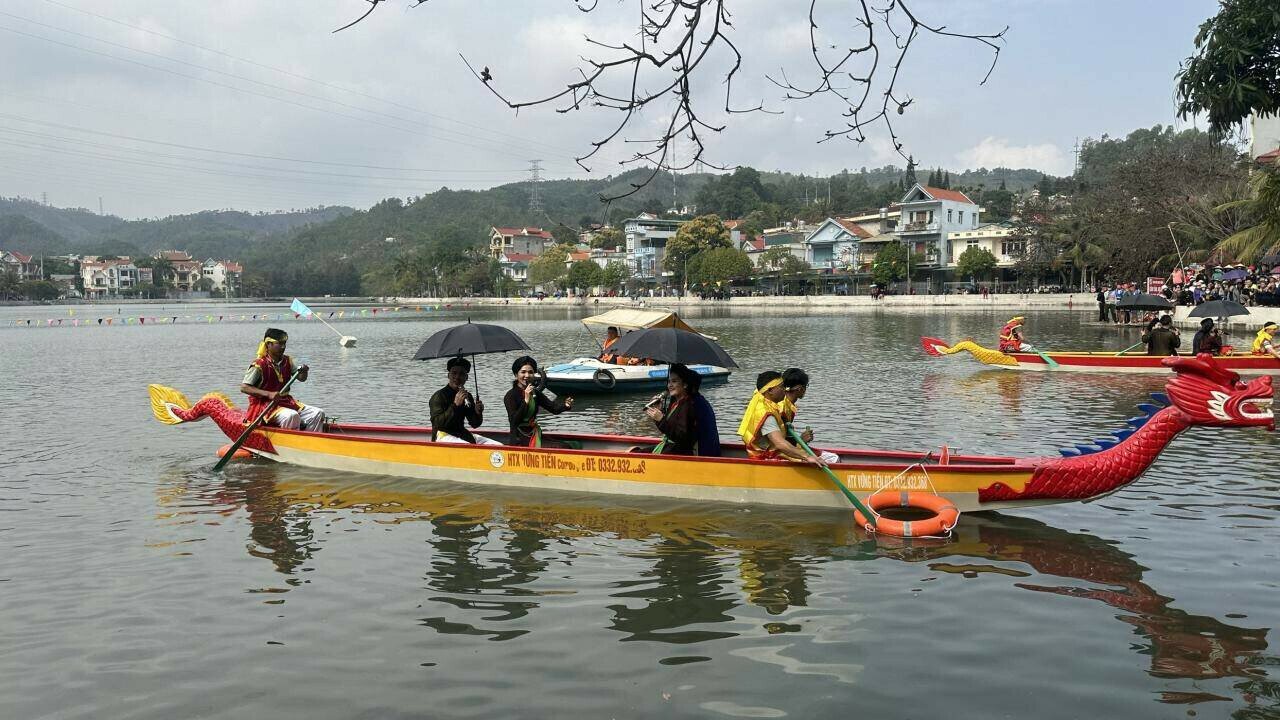 "Từ đầu năm đến nay, đền Cửa &Ocirc;ng đ&atilde; c&oacute; 25 vạn lượt người đến d&acirc;ng hương, cầu an, v&atilde;n cảnh. Trong ng&agrave;y khai hội ước t&iacute;nh c&oacute; hơn một vạn lượt du kh&aacute;ch. Trong thời gian diễn ra lễ hội c&oacute; thể thu h&uacute;t th&ecirc;m h&agrave;ng vạn lượt người nữa. Điều đ&oacute; hứa hẹn một năm mới mu&ocirc;n nh&agrave; được an l&agrave;nh, thịnh vượng, địa phương ph&aacute;t triển bền vững hơn&hellip;&rdquo;, vị Ph&oacute; Chủ tịch UBND TP Cẩm Phả n&oacute;i.