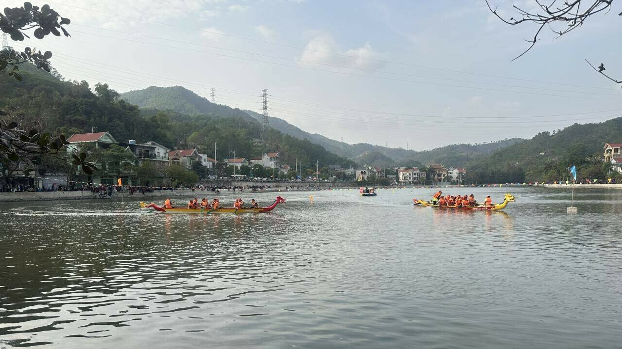 C&ograve;n ở dưới biển, đo&agrave;n thủy binh với 20 chiếc t&agrave;u rầm rộ diễu h&agrave;nh với chi&ecirc;ng, trống trang nghi&ecirc;m tạo kh&ocirc;ng kh&iacute; h&agrave;o h&ugrave;ng như một thủa đo&agrave;n qu&acirc;n ra trận diệt qu&acirc;n th&ugrave; x&acirc;m lược.