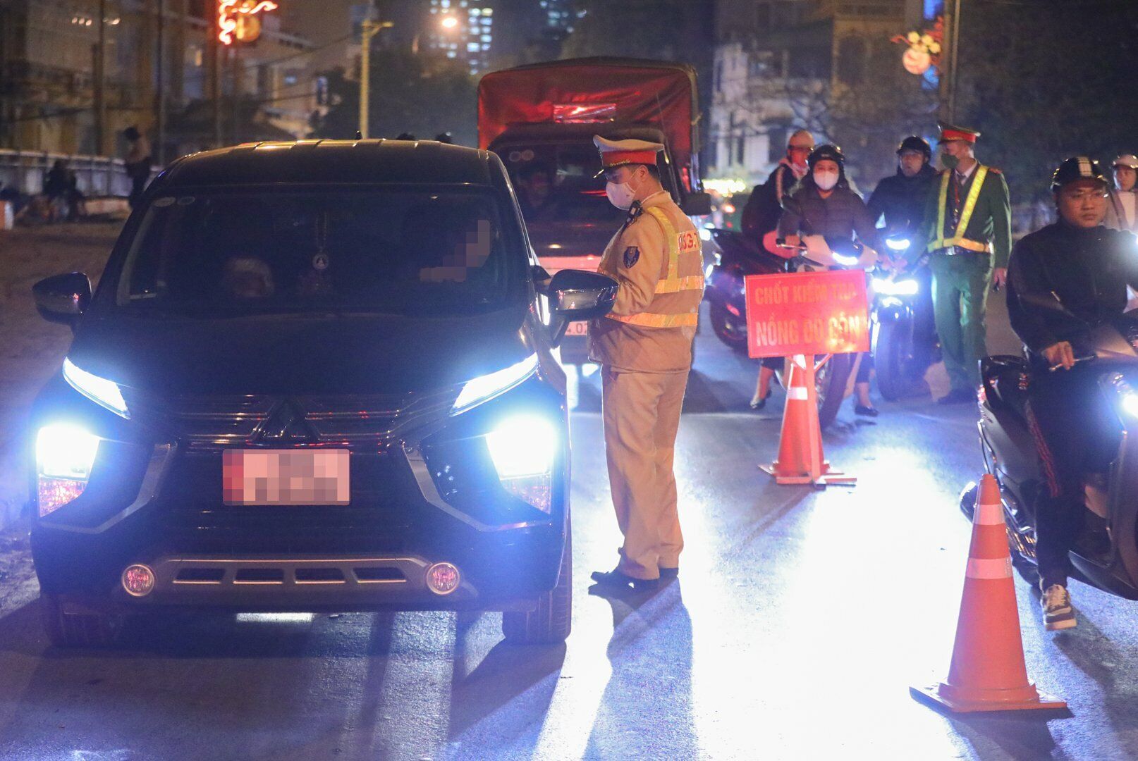 Tối 22/2, theo ch&acirc;n Tổ c&ocirc;ng t&aacute;c của Đội CSGT - trật tự, C&ocirc;ng an quận H&agrave; Đ&ocirc;ng (TP H&agrave; Nội), PV B&aacute;o Giao th&ocirc;ng ghi nhận vẫn c&ograve;n t&igrave;nh trạng người điều khiển phương tiện giao th&ocirc;ng, đặc biệt l&agrave; xe m&aacute;y vi phạm nồng độ cồn.