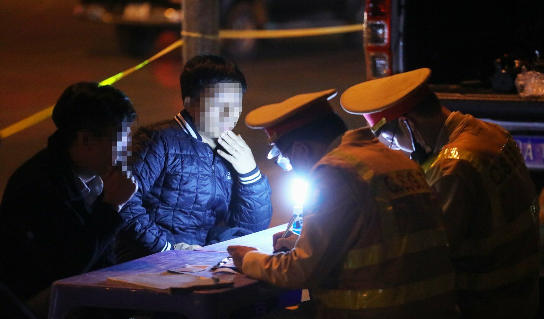 Ph&acirc;n trần l&yacute; do trong hơi thở c&oacute; cồn, t&agrave;i xế T. cho biết "vừa đi chơi thể thao xong, trong người cảm thấy kh&aacute;t nước qu&aacute; n&ecirc;n uống một lon bia".