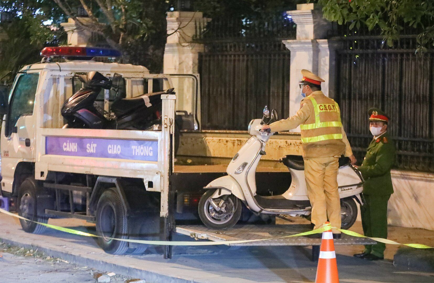 Với lỗi vi phạm n&agrave;y, t&agrave;i xế T. bị phạt từ 2 đến 3 triệu đồng, tước GPLX 10 đến 12 th&aacute;ng v&agrave; bị tạm giữ phương tiện.