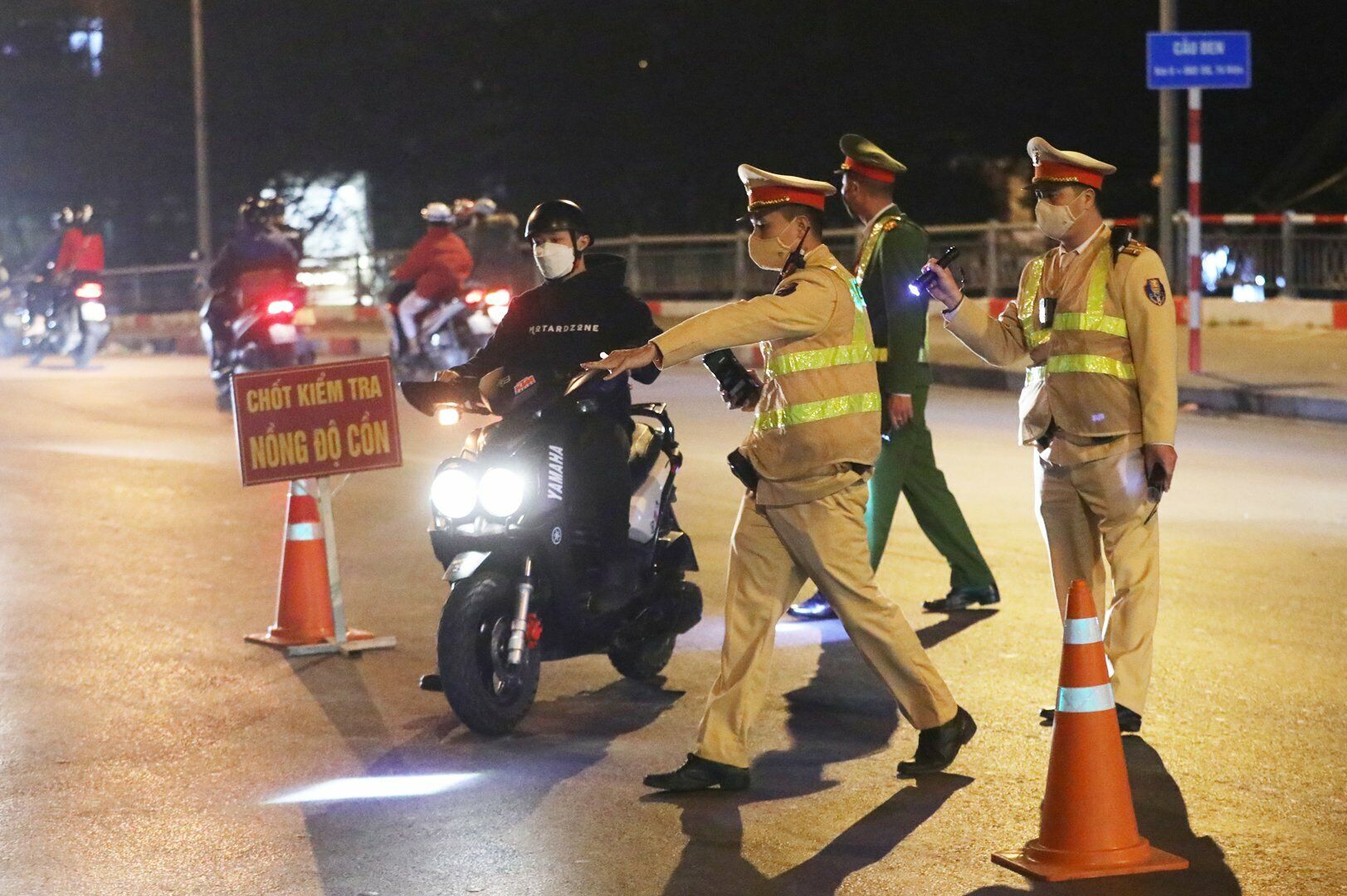 Một c&aacute;n bộ Đội CSGT - trật tự, C&ocirc;ng an quận H&agrave; Đ&ocirc;ng cho biết, hiện nay tỷ lệ người điều khiển phương tiện giao th&ocirc;ng vi phạm nồng độ cồn đ&atilde; giảm so với trước đ&acirc;y.