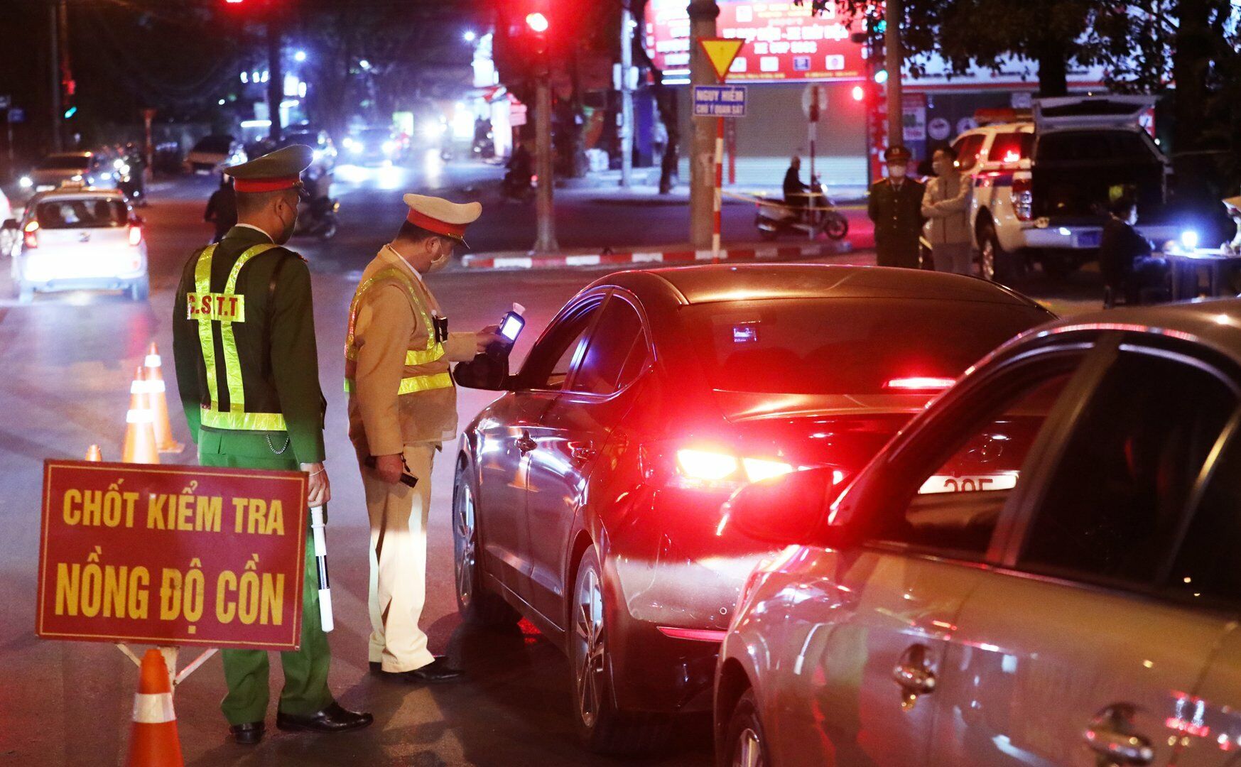 "Sự tăng cường xử l&yacute; vi phạm, c&ugrave;ng với đ&oacute; l&agrave; c&ocirc;ng t&aacute;c tuy&ecirc;n truyền của truyền th&ocirc;ng, b&aacute;o ch&iacute; n&ecirc;n &yacute; thức của người d&acirc;n đ&atilde; được n&acirc;ng cao, từ đ&oacute; tỷ lệ vi phạm nồng độ cồn của người điều khiển phương tiện đ&atilde; giảm r&otilde; rệt", c&aacute;n bộ n&agrave;y cho hay.