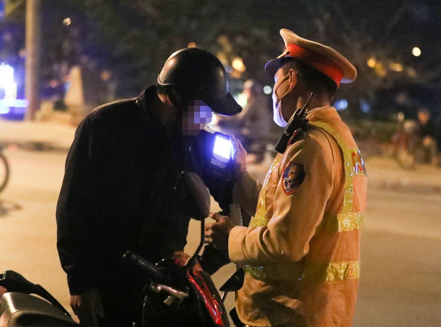 Khoảng 20h50, sau khi kiểm tra h&agrave;ng chục lượt phương tiện, Tổ c&ocirc;ng t&aacute;c đ&atilde; ph&aacute;t hiện anh N.Đ.H. điều khiển xe m&aacute;y BKS 35B-742.XX vi phạm nồng độ cồn ở mức 0,563 mg/l&iacute;t kh&iacute; thở (vượt khung mức phạt cao nhất quy định tại Nghị định 100/2019/NĐ-CP).