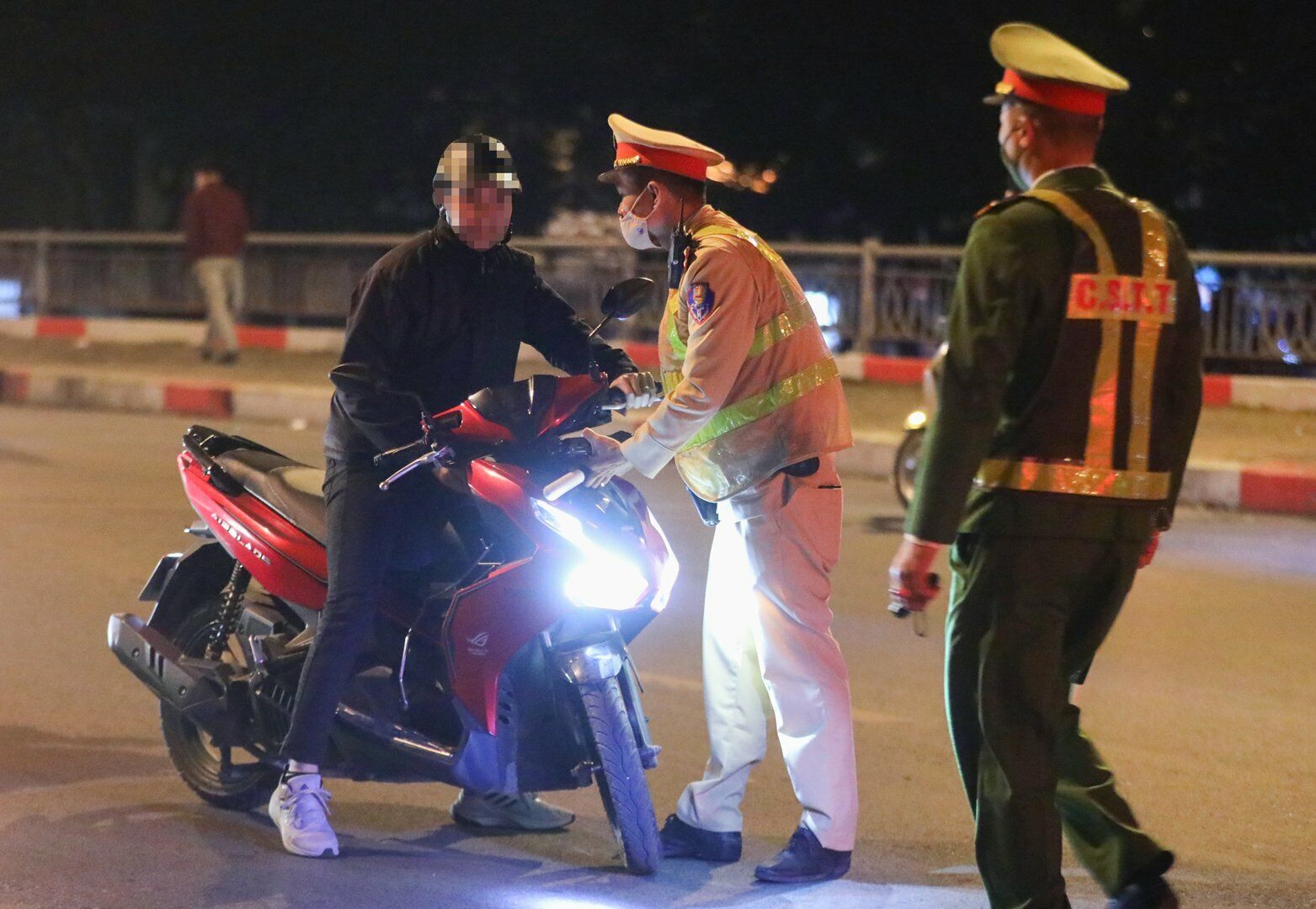 Trước đ&oacute;, khi lực lượng CSGT ra hiệu lệnh dừng xe th&igrave; t&agrave;i xế H. định bỏ chạy, nhưng bằng biện ph&aacute;p nghiệp vụ, lực lượng CSGT đ&atilde; ngăn chặn kịp thời.