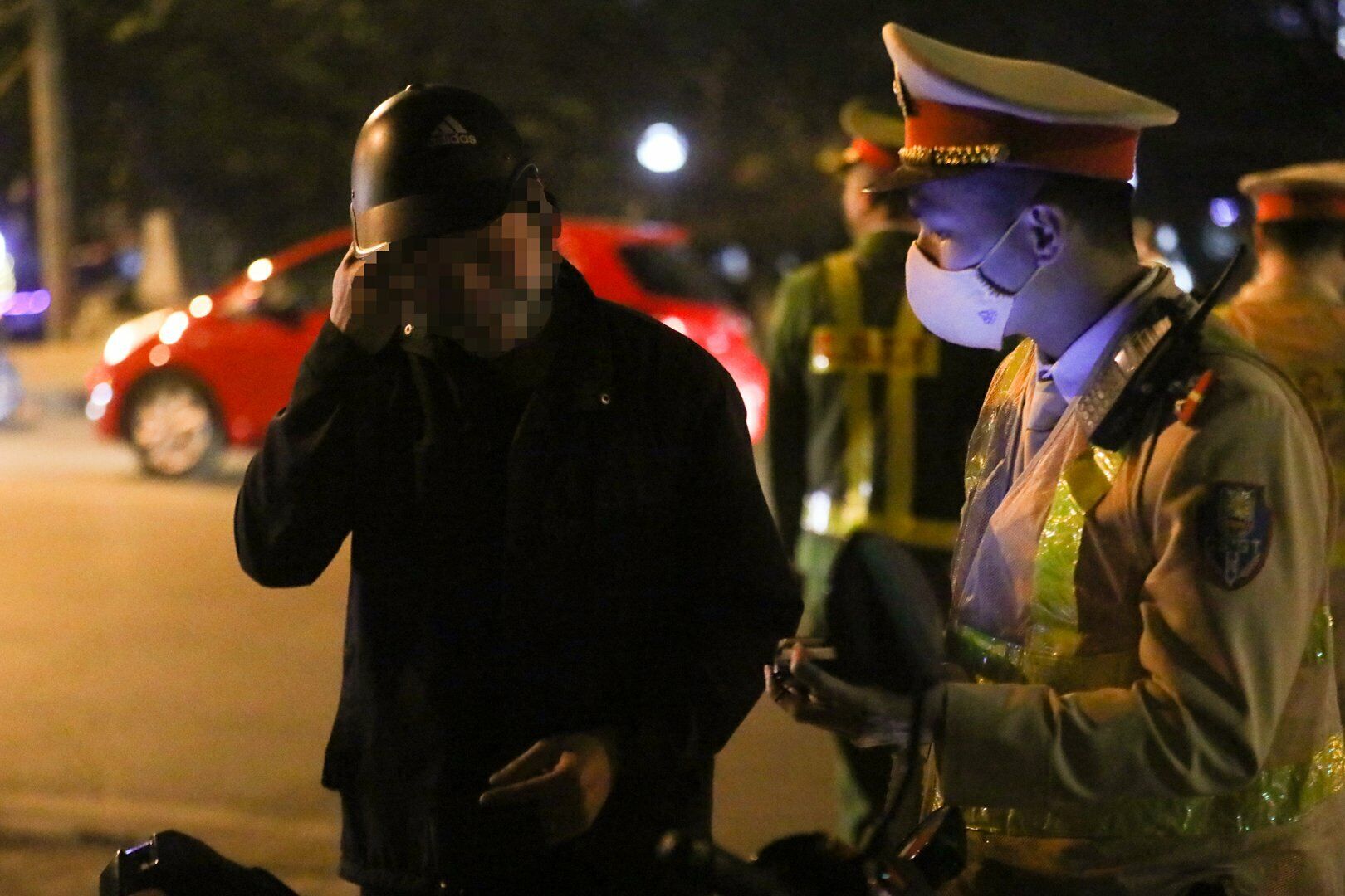 Sau khi được th&ocirc;ng b&aacute;o kết quả vi phạm nồng độ cồn, t&agrave;i xế H. liền ngỏ &yacute; "giải quyết nhanh" để được tiếp tục điều khiển xe m&aacute;y về nh&agrave;.