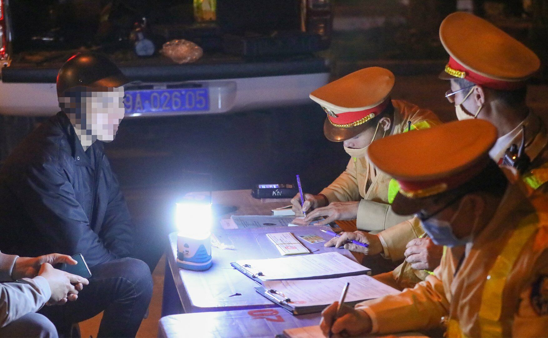 L&yacute; giải v&igrave; sao m&igrave;nh lại uống nhiều rượu như vậy, t&agrave;i xế H. cho biết "vợ em vừa sinh con đầu l&ograve;ng, h&ocirc;m nay vui qu&aacute;, mời anh em đi ăn n&ecirc;n đ&atilde; uống hơi nhiều".