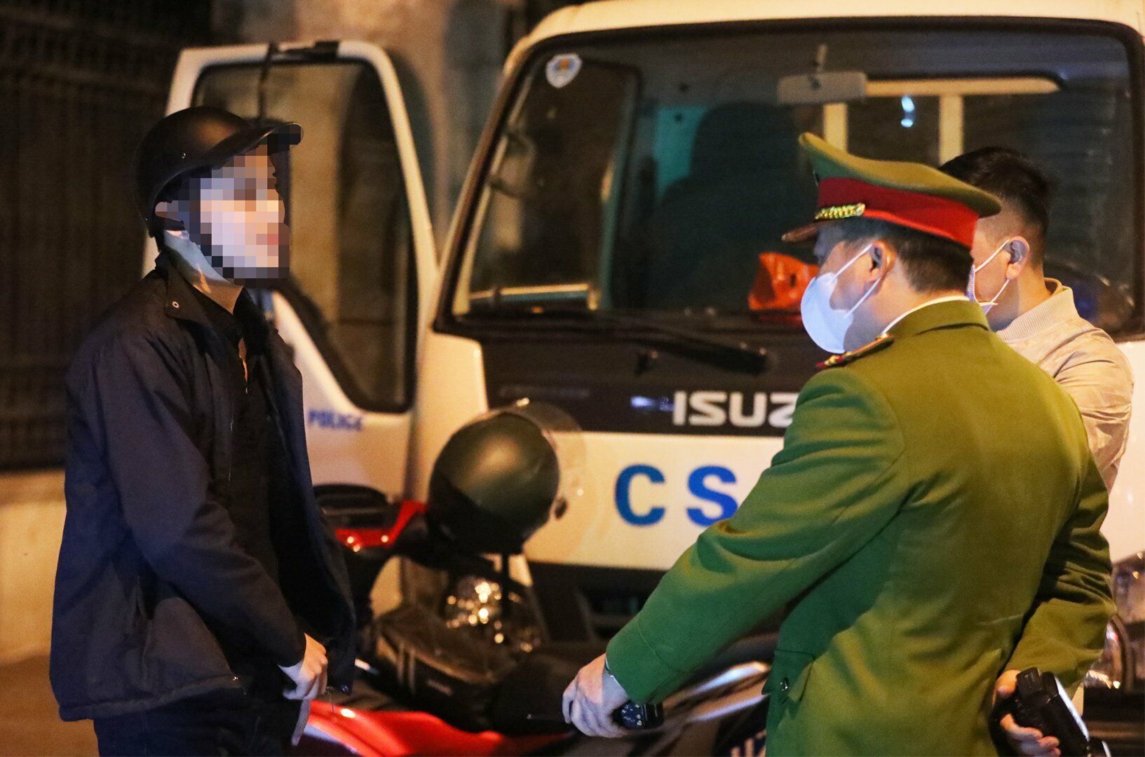 Trong qu&aacute; tr&igrave;nh l&agrave;m việc với Tổ c&ocirc;ng t&aacute;c, t&agrave;i xế n&agrave;y li&ecirc;n tục "xin nộp phạt nhanh" để bỏ qua vi phạm.