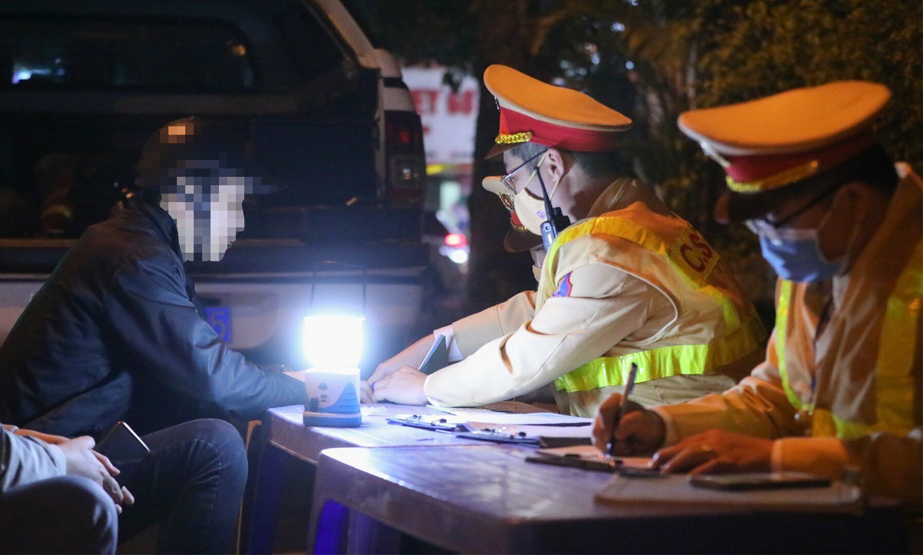 Thậm ch&iacute; người n&agrave;y c&ograve;n d&uacute;i vật giống tiền v&agrave;o sổ ghi ch&eacute;p của Tổ c&ocirc;ng t&aacute;c. Nhưng ngay lập tức, Tổ c&ocirc;ng t&aacute;c CSGT y&ecirc;u cầu t&agrave;i xế H. dừng h&agrave;nh động đ&oacute; v&agrave; nhắc nhở "nếu c&ograve;n tiếp tục thực hiện th&igrave; sẽ lập bi&ecirc;n bản h&agrave;nh vi đưa hối lộ".