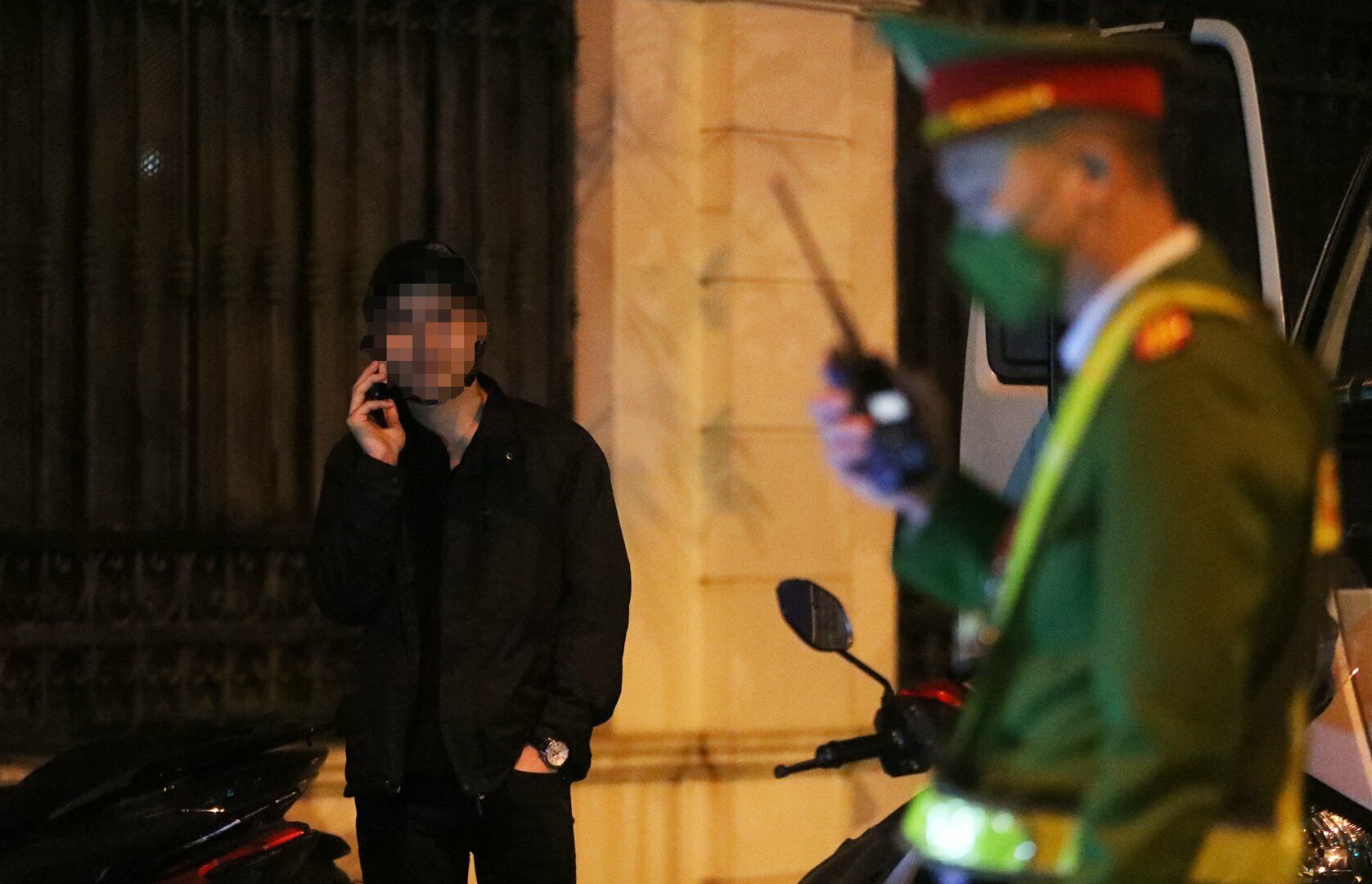 Sau đ&oacute;, t&agrave;i xế H. li&ecirc;n tục điện thoại "cầu cứu" nhằm xin bỏ qua vi phạm nhưng Tổ c&ocirc;ng t&aacute;c vẫn cương quyết lập bi&ecirc;n bản vi phạm.