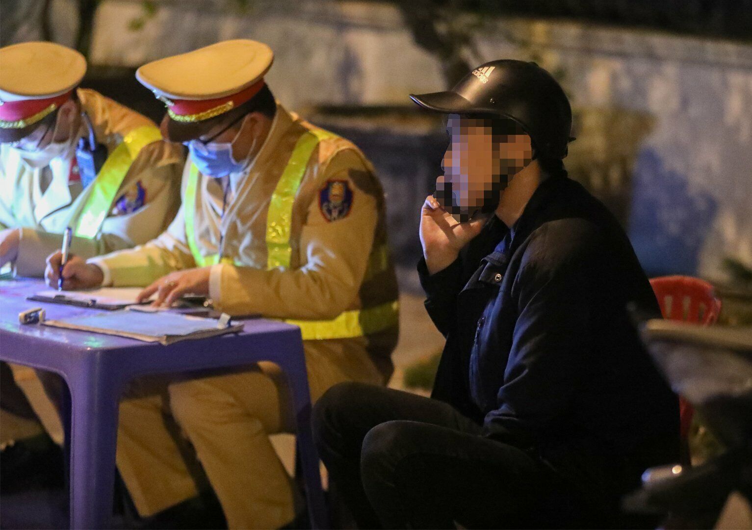 Với lỗi vi phạm n&agrave;y, t&agrave;i xế H. sẽ bị xử phạt từ 6 đến 8 triệu đồng, tước GPLX 22 đến 24 th&aacute;ng v&agrave; tạm giữ phương tiện.