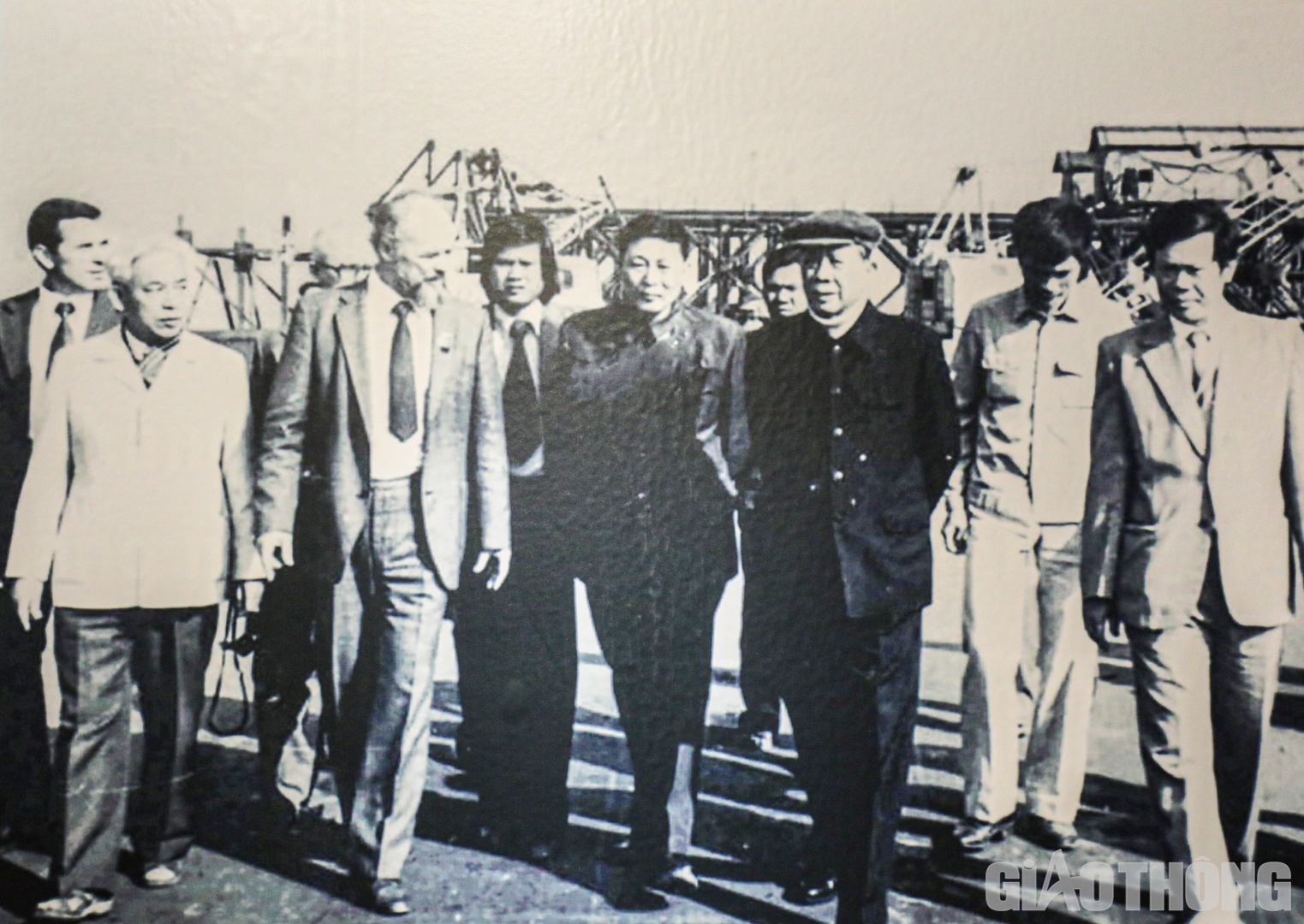 H&igrave;nh ảnh đồng ch&iacute; L&ecirc; Duẩn, Tổng B&iacute; thư Ban Chấp h&agrave;nh Trung ương Đảng Cộng sản Việt Nam v&agrave; đồng ch&iacute; Đồng Sỹ Nguy&ecirc;n, Bộ trưởng Bộ X&acirc;y dựng thăm c&ocirc;ng trường cầu Thăng Long năm 1983.