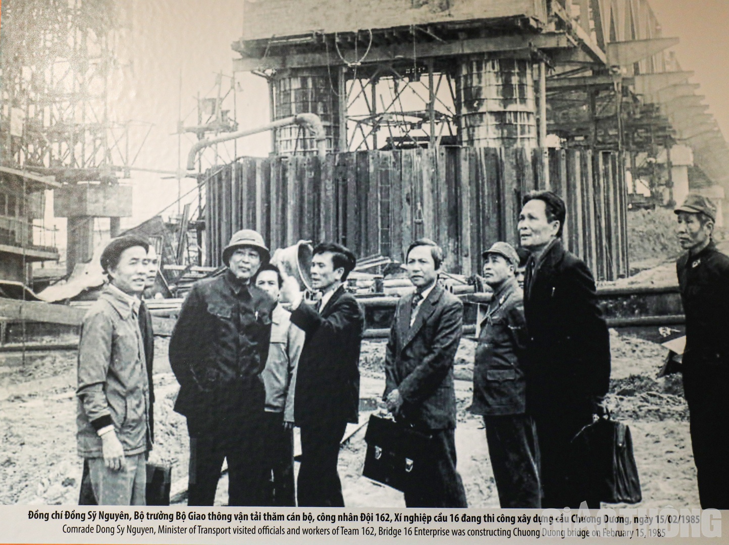 H&igrave;nh ảnh đồng ch&iacute; Đồng Sỹ Nguy&ecirc;n, Bộ trưởng Bộ GTVT thăm c&aacute;n bộ, c&ocirc;ng nh&acirc;n Đội 162, X&iacute; nghiệp cầu 16 đang thi c&ocirc;ng x&acirc;y dựng cầu Chương Dương ng&agrave;y 15/2/1985.
