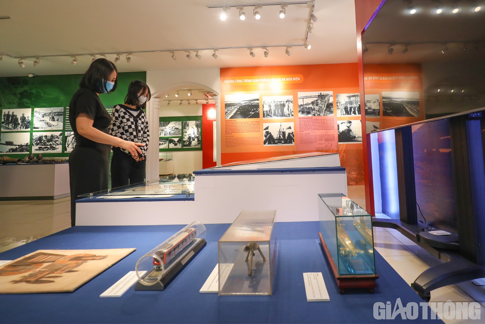 Với gần 200 h&igrave;nh ảnh, t&agrave;i liệu v&agrave; hiện vật ti&ecirc;u biểu ở triển l&atilde;m đ&atilde; phản &aacute;nh về những c&ocirc;ng lao, đ&oacute;ng g&oacute;p to lớn của Trung tướng Đồng Sỹ Nguy&ecirc;n trong sự nghiệp đấu tranh giải ph&oacute;ng d&acirc;n tộc, x&acirc;y dựng v&agrave; bảo vệ Tổ quốc Việt Nam x&atilde; hội chủ nghĩa.