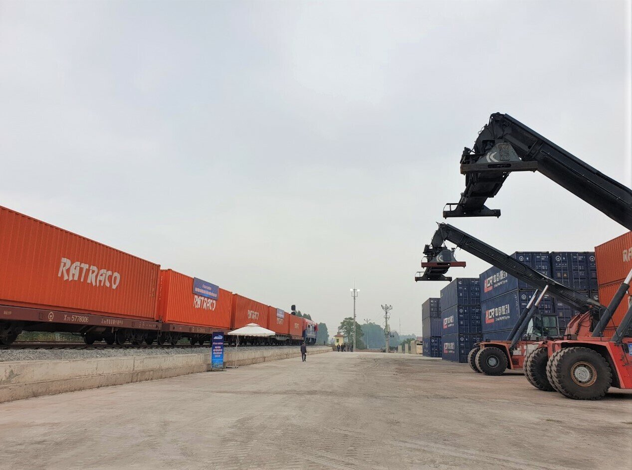 Để chuẩn bị cho phương &aacute;n khai th&aacute;c hoạt động li&ecirc;n vận quốc tế tại ga K&eacute;p, năm 2022, Tổng c&ocirc;ng ty Đường sắt VN đ&atilde; ho&agrave;n th&agrave;nh việc n&acirc;ng cấp cải tạo v&agrave; sửa chữa (giai đoạn 1) b&atilde;i h&agrave;ng c&oacute; tổng diện t&iacute;ch 27.658m2, đảm bảo đủ điều kiện hoạt động vận tải li&ecirc;n vận quốc tế h&agrave;ng h&oacute;a bằng đường sắt. Cụ thể, b&atilde;i h&agrave;ng diện t&iacute;ch 17.000m2 c&oacute; kết cấu b&ecirc; t&ocirc;ng cốt th&eacute;p đủ ti&ecirc;u chuẩn chứa container; xe chở container, h&agrave;ng nặng v&agrave; cẩu chuy&ecirc;n dụng hoạt động.
