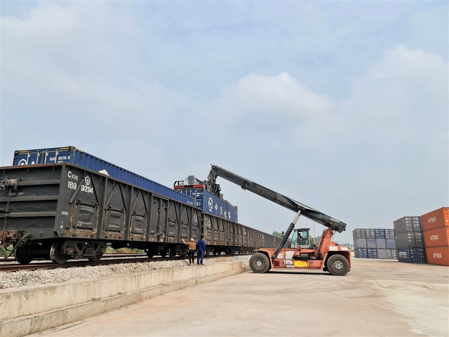 L&ocirc; h&agrave;ng n&agrave;y gồm 35 container, được chia l&agrave;m 2 đo&agrave;n t&agrave;u chạy sang ga bi&ecirc;n giới đường sắt Trung Quốc, giải thể, lập th&agrave;nh đo&agrave;n t&agrave;u chuy&ecirc;n container đi tiếp đến ga Trịnh Ch&acirc;u (H&agrave; Nam, Trung Quốc). Ảnh: Để c&oacute; container ti&ecirc;u chuẩn quốc tế xếp h&agrave;ng, trước đ&oacute; container đường sắt Trung Quốc được đưa về ga K&eacute;p để đi đ&oacute;ng h&agrave;ng tại c&aacute;c nh&agrave; m&aacute;y