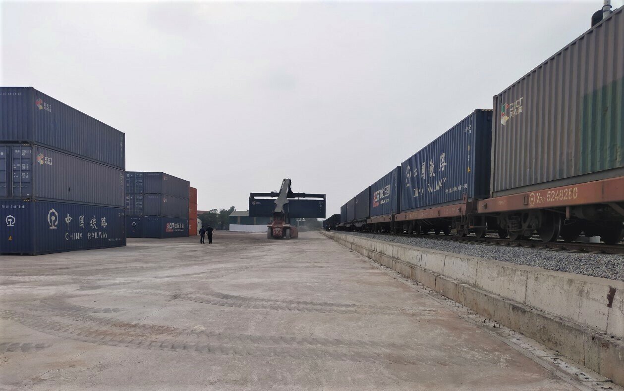 Ph&oacute; Chủ tịch HĐND tỉnh Bắc Giang Nghi&ecirc;m Xu&acirc;n Hưởng cho biết, Bắc Giang l&agrave; một trong 10 tỉnh xuất si&ecirc;u lớn nhất cả nước năm 2022. Tổng gi&aacute; trị xuất, nhập khẩu năm 2022 đạt 43,7 tỷ USD, tăng 40% so với năm 2021; trong đ&oacute; xuất khẩu đạt 22,6 tỷ USD, tăng 42,4%. Do vậy, với việc đưa ga K&eacute;p v&agrave;o hoạt động li&ecirc;n vận quốc tế sẽ đem lại thuận lợi lớn cho c&aacute;c doanh nghiệp trong tỉnh, gi&uacute;p giải tỏa &aacute;ch tắc h&agrave;ng h&oacute;a tại bi&ecirc;n giới, giảm bớt thời gian l&agrave;m thủ tục th&ocirc;ng quan h&agrave;ng h&oacute;a, gi&uacute;p giảm chi ph&iacute;. Ảnh: Container đ&atilde; xếp v&aacute;n b&oacute;c tập kết bằng đường bộ về ga K&eacute;p, chờ xếp l&ecirc;n t&agrave;u