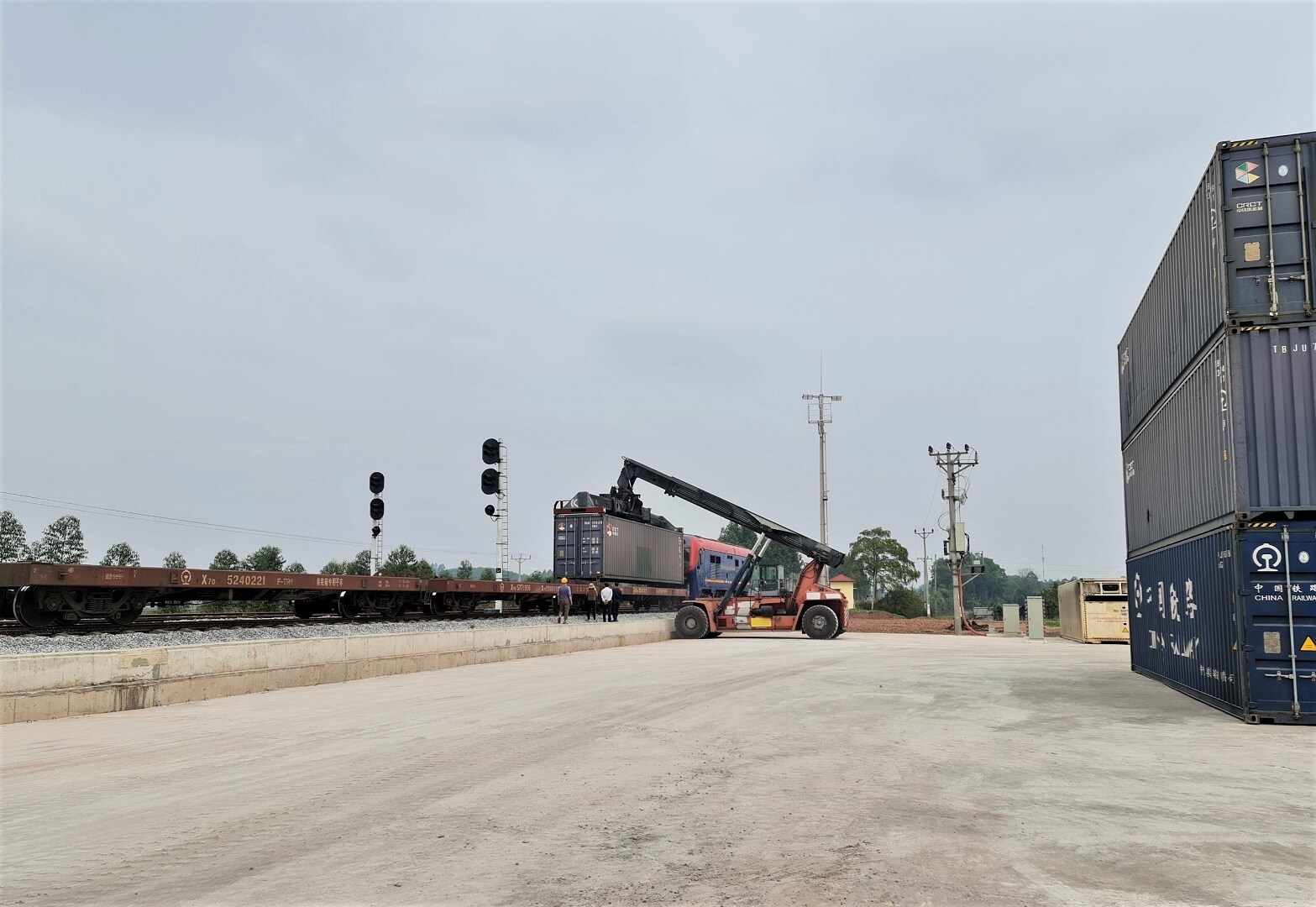 Tổng c&ocirc;ng ty Đường sắt VN cho biết, giai đoạn 1 (2023-2024), tại ga K&eacute;p sẽ tổ chức lập t&agrave;u li&ecirc;n vận quốc tế b&igrave;nh qu&acirc;n 1,5-2 đ&ocirc;i/ng&agrave;y tuyến K&eacute;p - Đồng Đăng - Bằng Tường. C&ugrave;ng đ&oacute;, tổ chức lập, giải thể, tiếp chuyển t&agrave;u nội địa Bắc Nam 1 đ&ocirc;i/ng&agrave;y. Dự kiến năng lực xếp dỡ b&igrave;nh qu&acirc;n/ng&agrave;y 80-100 toa xe/container.