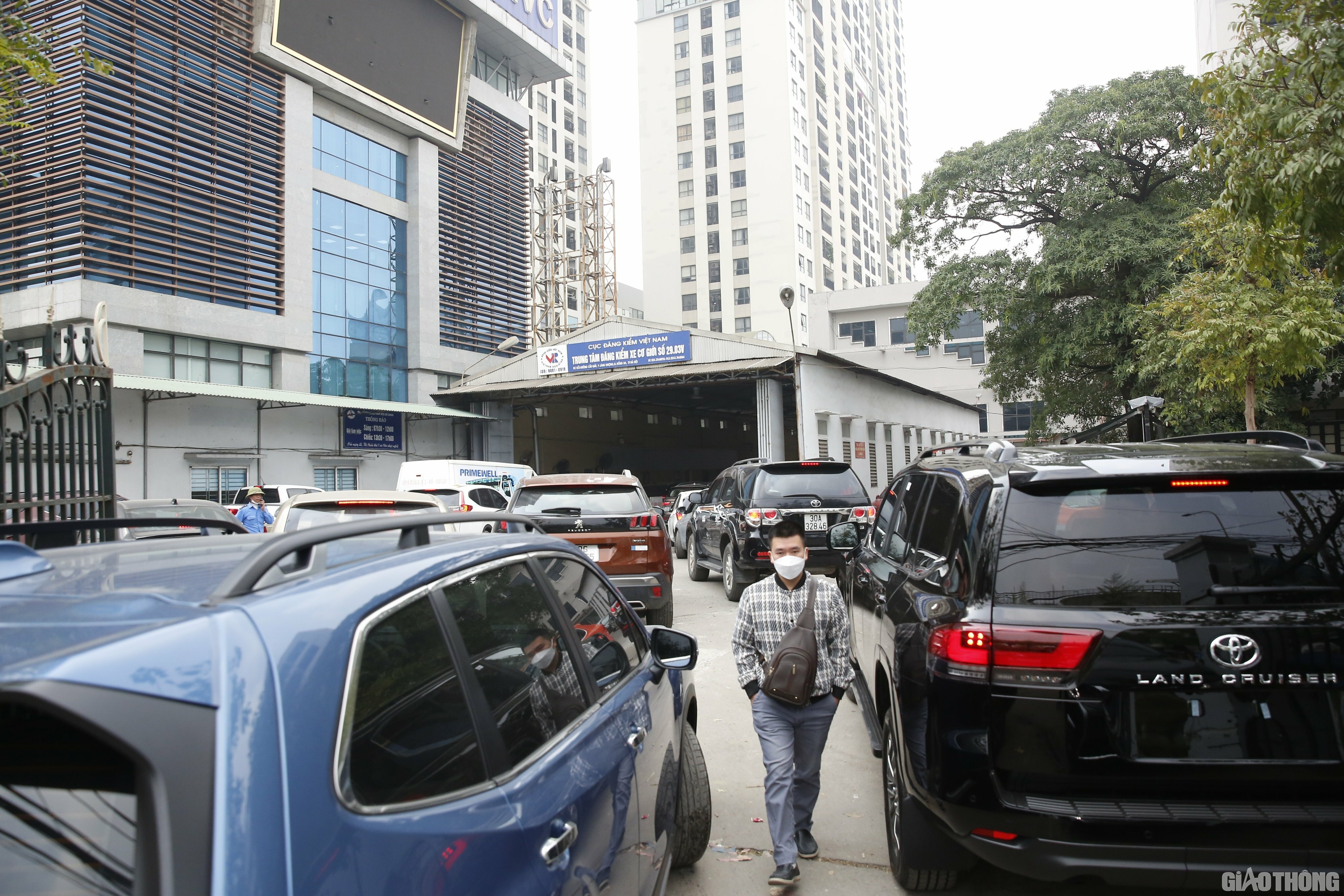 &Ocirc;ng Ho&agrave;ng (quận Đống Đa, H&agrave; Nội) cho biết, chiều qua (27/2), &ocirc;ng đưa xe qua trung t&acirc;m đăng kiểm thấy nhiều phương tiện đang chờ n&ecirc;n 1h s&aacute;ng nay với hi vọng được kiểm định xe sớm, &ocirc;ng đưa xe ra xếp h&agrave;ng v&agrave; ngủ trong xe chờ trung t&acirc;m đăng kiểm đến giờ l&agrave;m việc