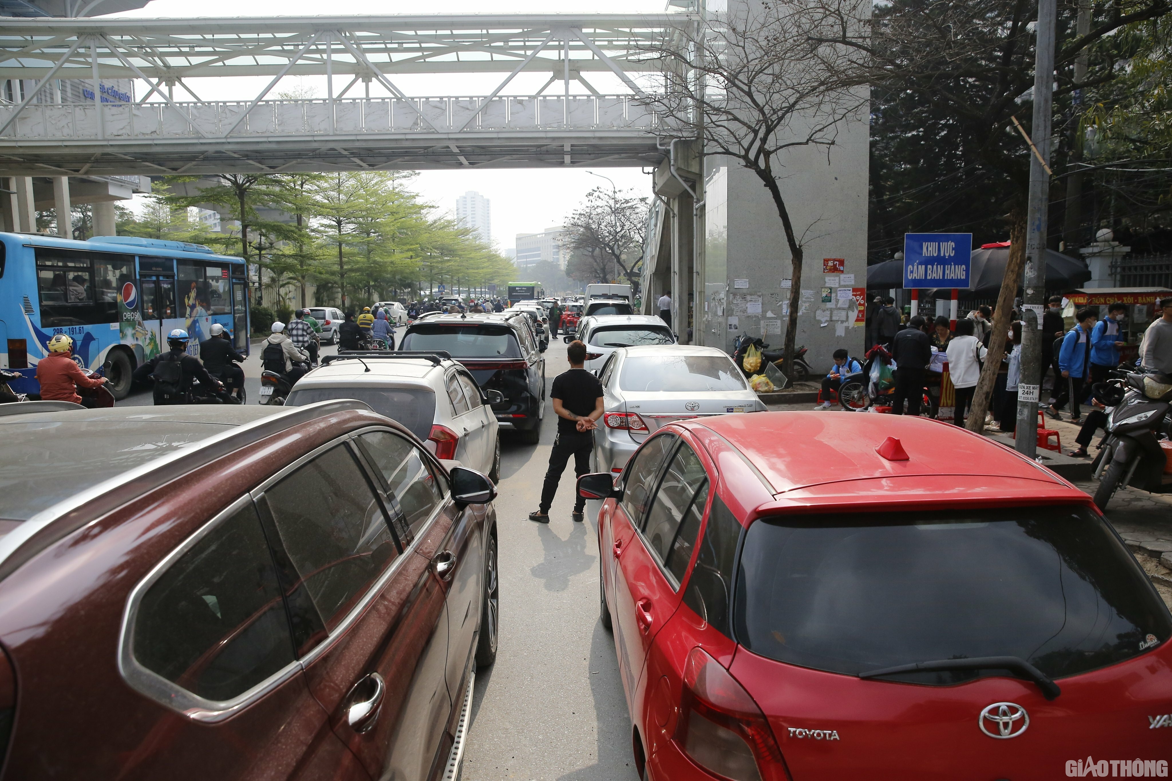 Nhiều chủ xe b&agrave;y tỏ mong muốn c&aacute;c trung t&acirc;m đăng kiểm được mở cửa hoạt động trở lại để người d&acirc;n bớt vất vả mỗi dịp đưa xe đi kiểm định. 
Tuy nhi&ecirc;n, thiếu hụt nh&acirc;n sự trong khi c&aacute;c trung t&acirc;m đăng kiểm vẫn đang phải đ&oacute;ng cửa phục vụ điều tra đ&atilde; khiến việc kh&ocirc;i phục hoạt động c&aacute;c đơn vị đăng kiểm của Cục Đăng kiểm VN gặp nhiều kh&oacute; khăn