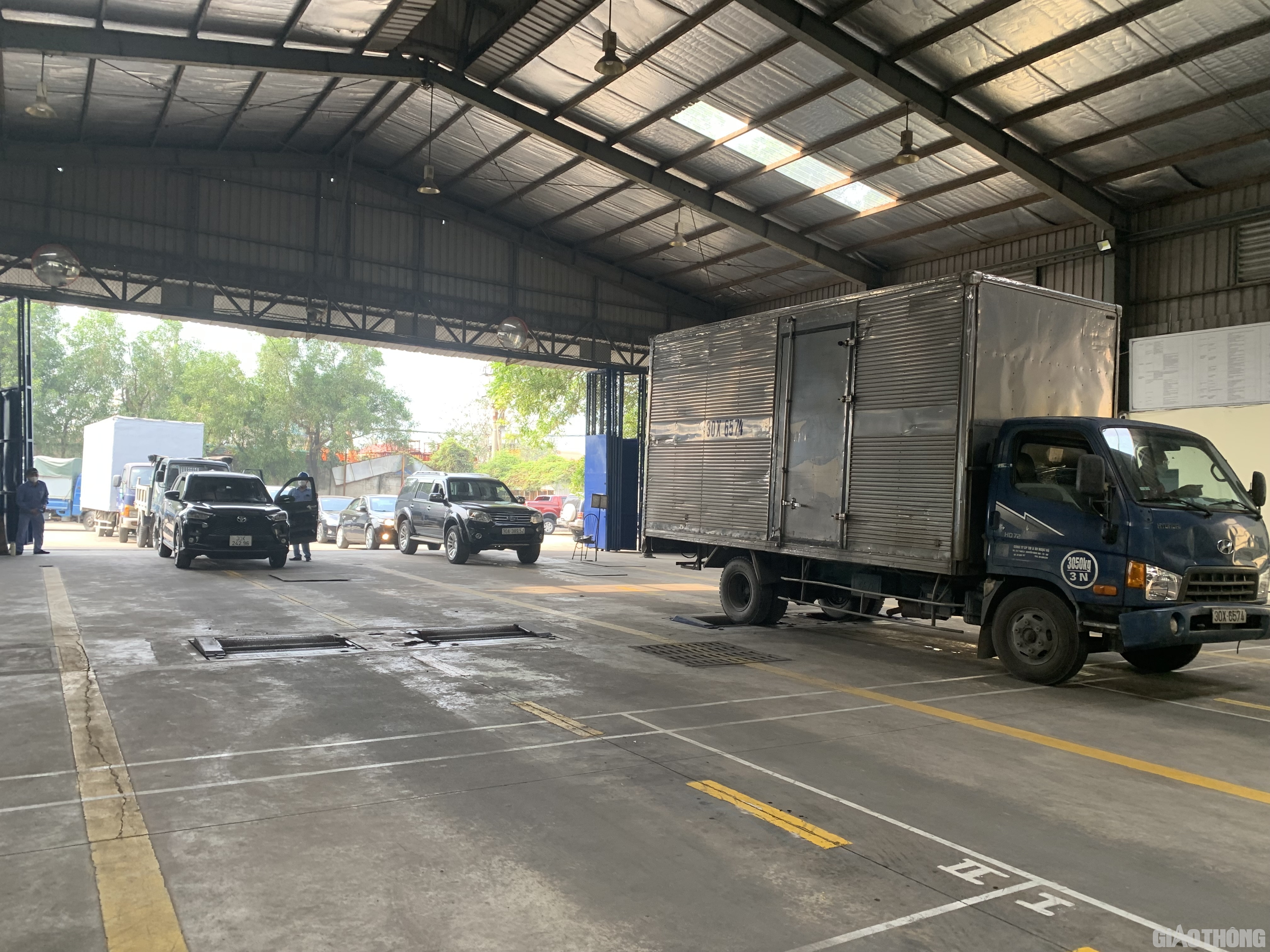 Ghi nhận của PV B&aacute;o Giao th&ocirc;ng, khoảng 9h s&aacute;ng, ph&iacute;a ngo&agrave;i Trung t&acirc;m đăng kiểm 2906V (Tam Hiệp, Thanh Tr&igrave;, H&agrave; Nội) c&oacute; khoảng hơn 30 phương tiện đang xếp h&agrave;ng chờ đến lượt kiểm định