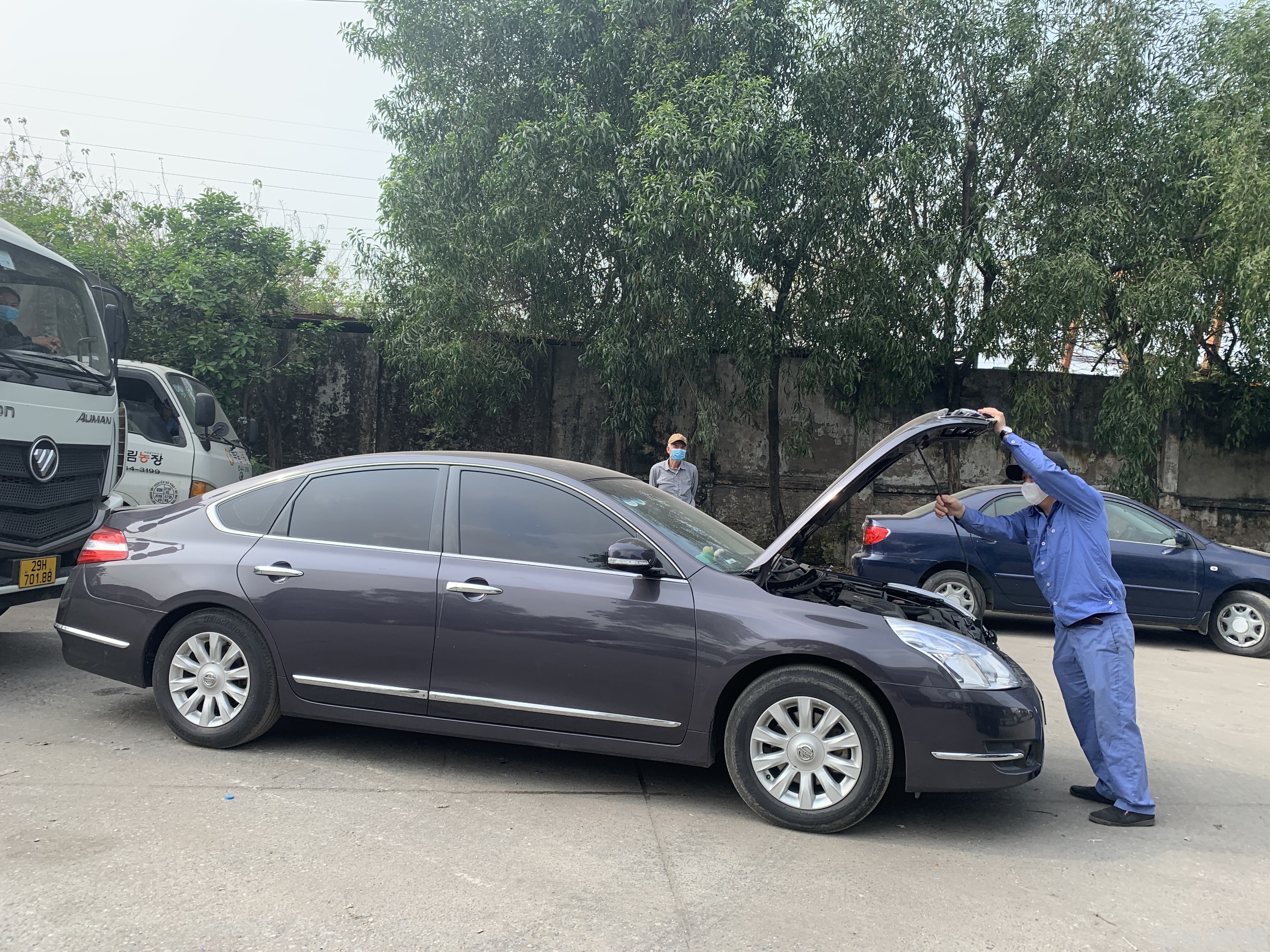 L&atilde;nh đạo Trung t&acirc;m đăng kiểm 29-06V cho biết, hiện tại c&oacute; 19 nh&acirc;n sự đang l&agrave;m việc tại đ&acirc;y trong đ&oacute; c&oacute; 8 đăng kiểm vi&ecirc;n nằm diện bị khởi tố nhưng được tại ngoại, được Cục Đăng kiểm VN động vi&ecirc;n quay trở lại l&agrave;m việc, phục vụ nhu cầu của người d&acirc;n