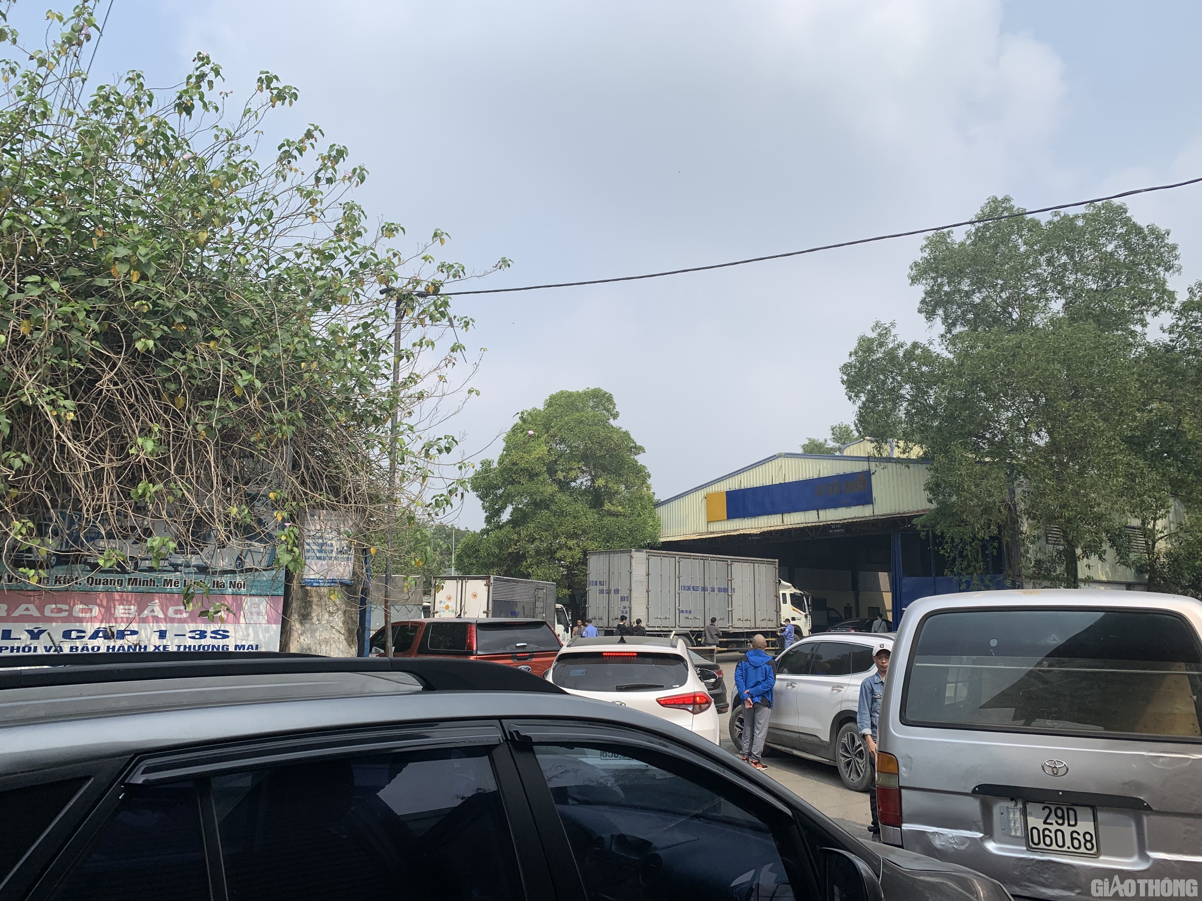 S&aacute;ng 28/2, t&igrave;nh trạng &ugrave;n ứ phương tiện chờ kiểm định xe đ&atilde; xuất hiện tại một số trung t&acirc;m đăng kiểm tr&ecirc;n địa b&agrave;n H&agrave; Nội trong bối cảnh li&ecirc;n tiếp c&aacute;c đơn vị đăng kiểm bị tạm dừng hoạt động những ng&agrave;y qua.