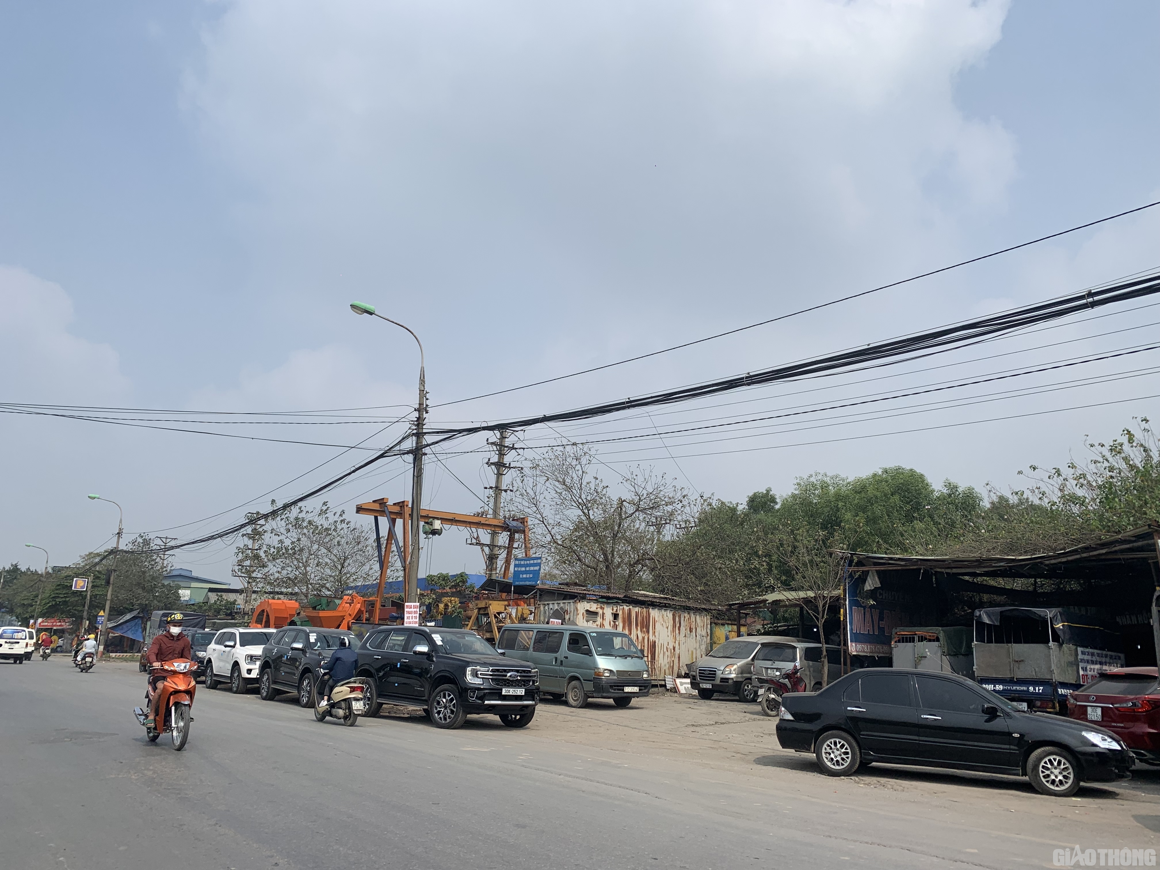 &ldquo;Kh&aacute;ch h&agrave;ng muốn được giao xe đ&uacute;ng ng&agrave;y, giờ để hợp phong thuỷ nhưng nhiều khi v&igrave; &ugrave;n tắc đăng kiểm m&agrave; trễ lịch. H&ocirc;m nay, t&ocirc;i phải đưa kh&aacute;ch h&agrave;ng đi c&ugrave;ng để chứng kiến, hiểu cho vất vả của nh&acirc;n vi&ecirc;n b&aacute;n h&agrave;ng cũng như lĩnh vực đăng kiểm xe&rdquo;, nh&acirc;n vi&ecirc;n b&aacute;n h&agrave;ng Ford Thanh Xu&acirc;n n&oacute;i