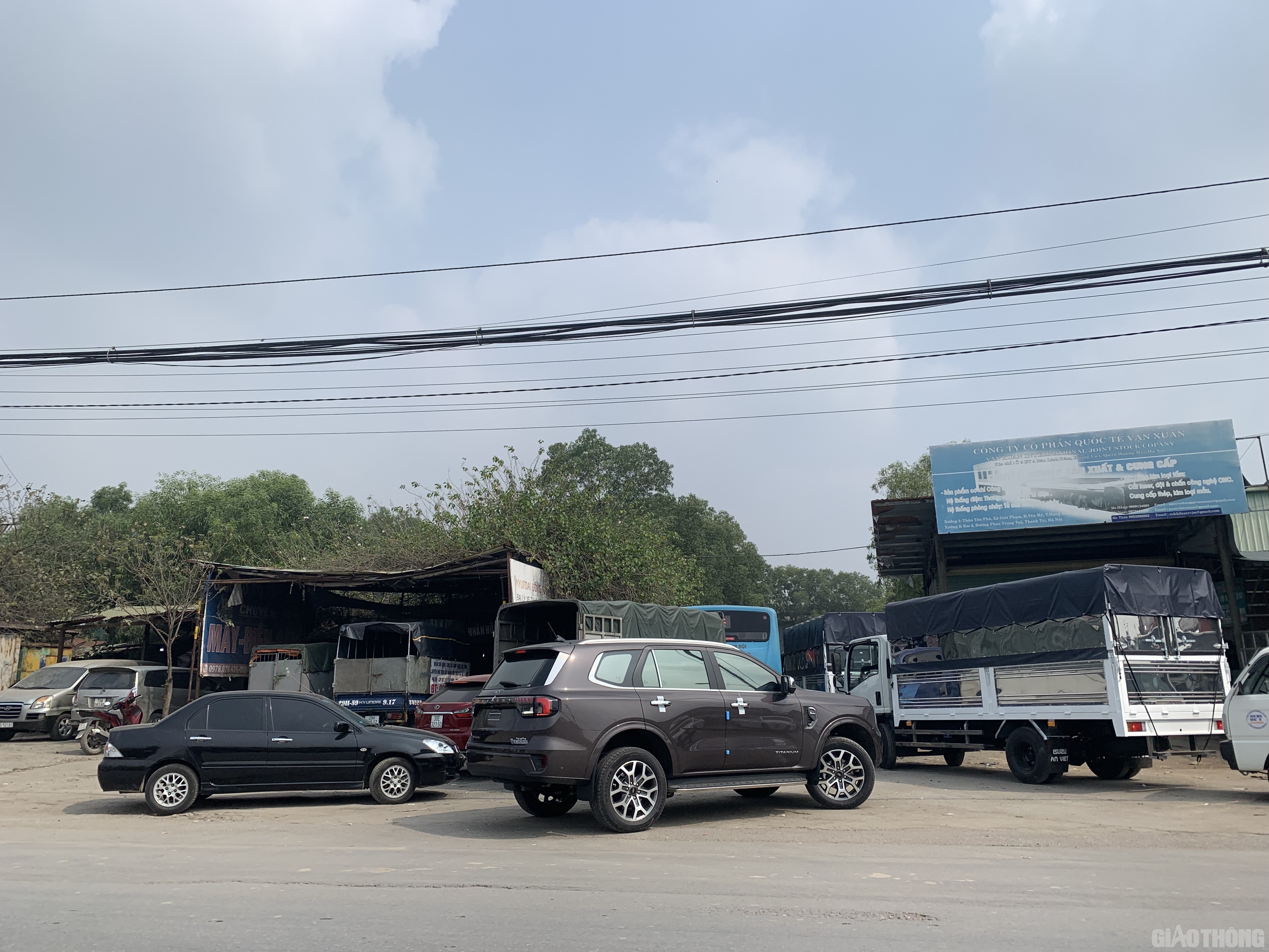 Trong khi đ&oacute;, một nh&acirc;n vi&ecirc;n b&aacute;n h&agrave;ng tại đại l&yacute; Ford Thanh Xu&acirc;n cho biết, việc c&aacute;c trung t&acirc;m đăng kiểm tr&ecirc;n địa b&agrave;n li&ecirc;n tiếp đ&oacute;ng cửa do điều tra sai phạm đ&atilde; khiến người d&acirc;n vất vả khi đi kiểm định xe