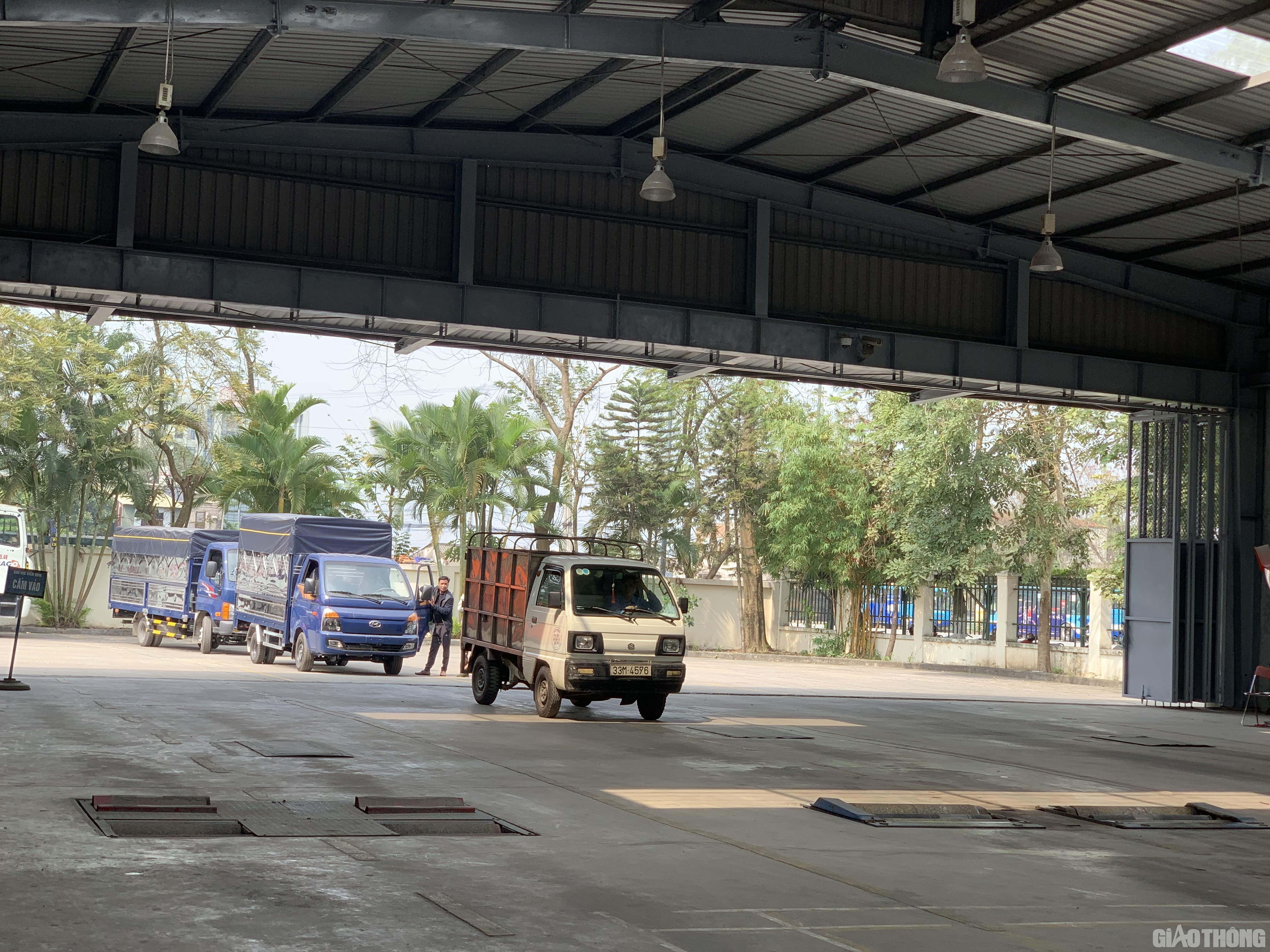 Do chỉ c&oacute; 1 d&acirc;y chuyền hoạt động n&ecirc;n tối đa mỗi ng&agrave;y trung t&acirc;m đăng kiểm n&agrave;y chỉ kiểm định được 70 xe. Những ng&agrave;y đăng kiểm vi&ecirc;n biệt ph&aacute;i (nằm trong diện bị khởi tố nhưng tại ngoại) phải l&ecirc;n l&agrave;m việc phối hợp điều tra với cơ quan c&ocirc;ng an, số lượng xe kiểm định sẽ bị &iacute;t đi do thiếu nh&acirc;n sự