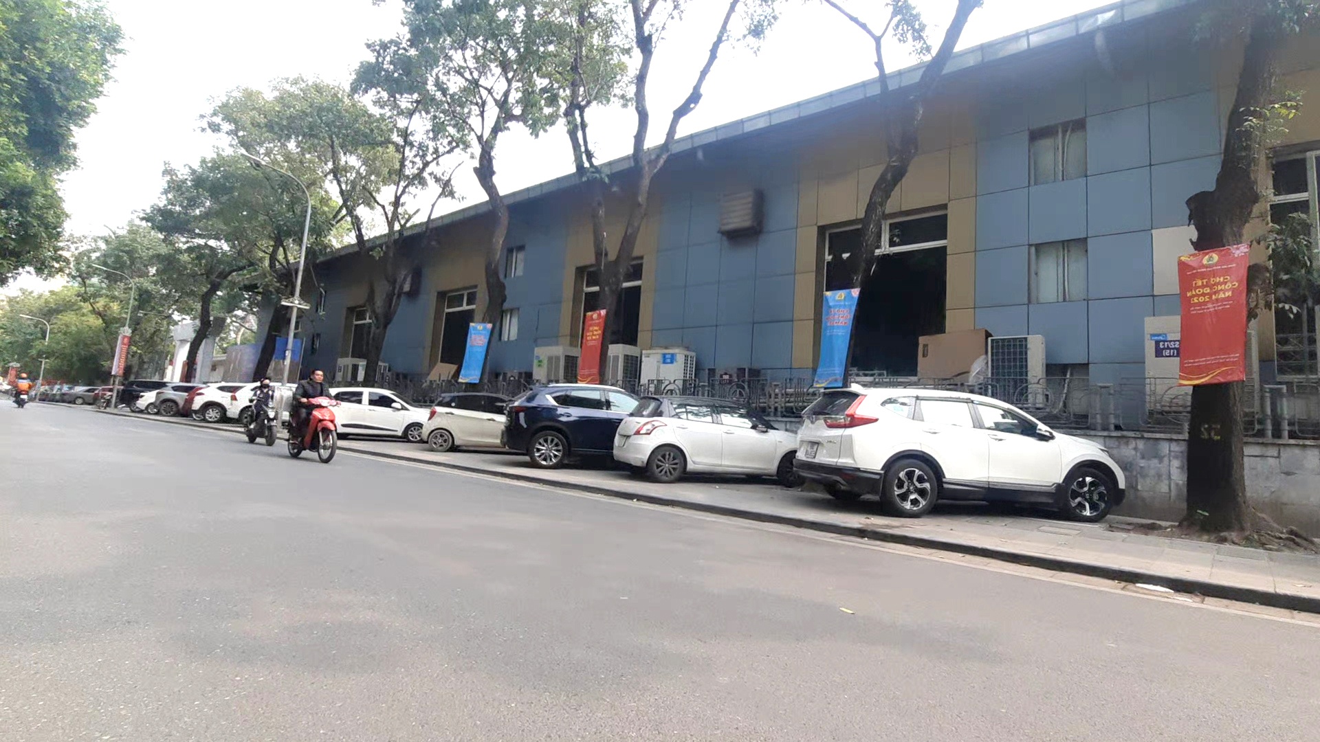 Nhiều ng&agrave;y c&oacute; mặt tại phố Trần B&igrave;nh Trọng, PV nhận thấy, vỉa h&egrave; tại đ&acirc;y đ&atilde; bị &ocirc; t&ocirc; bủa v&acirc;y.