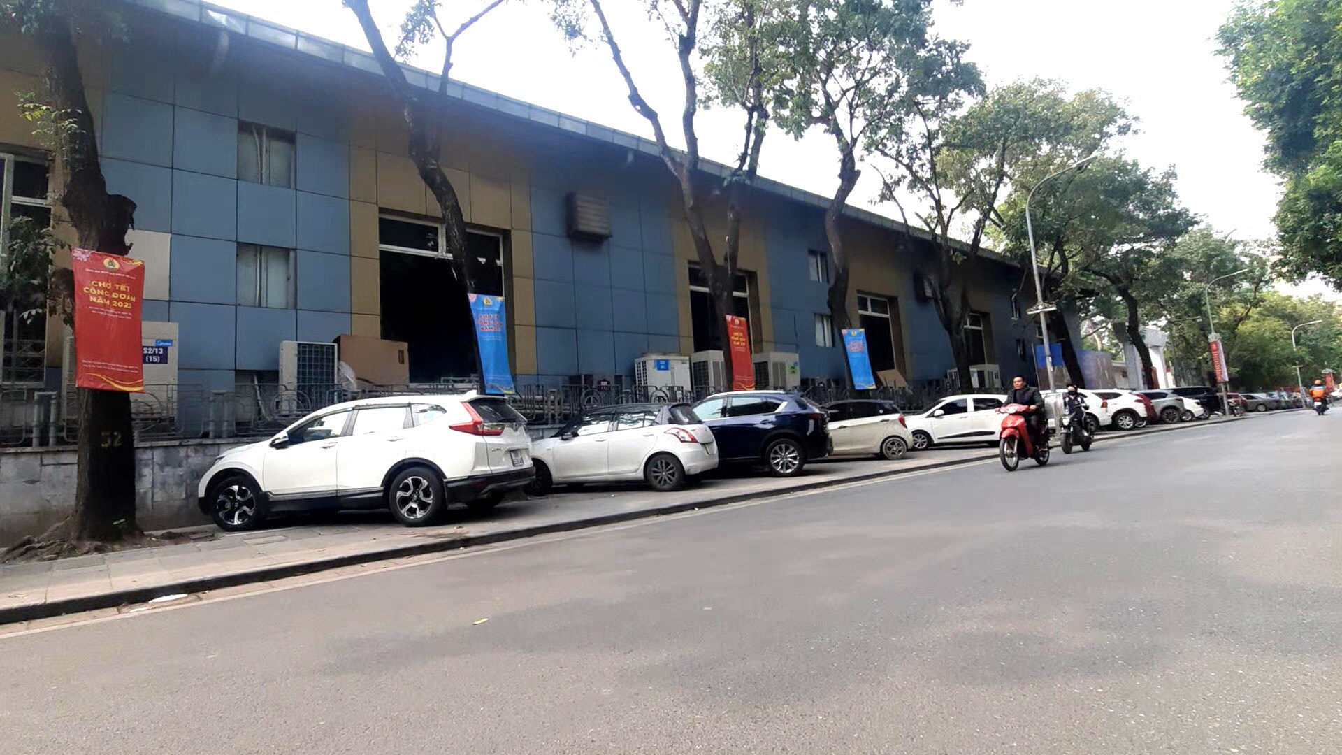 Trao đổi với PV, đại diện C&ocirc;ng ty Cổ phần 901 cho biết, những chiếc xe &ocirc; t&ocirc; n&agrave;y kh&ocirc;ng phải l&agrave; ph&iacute;a c&ocirc;ng ty tr&ocirc;ng giữ. "Người d&acirc;n tự để &ocirc; t&ocirc; ở đ&oacute;, ch&uacute;ng t&ocirc;i kh&ocirc;ng tr&ocirc;ng giữ những phương tiện n&agrave;y", đại diện C&ocirc;ng ty Cổ phần 901 cho hay.