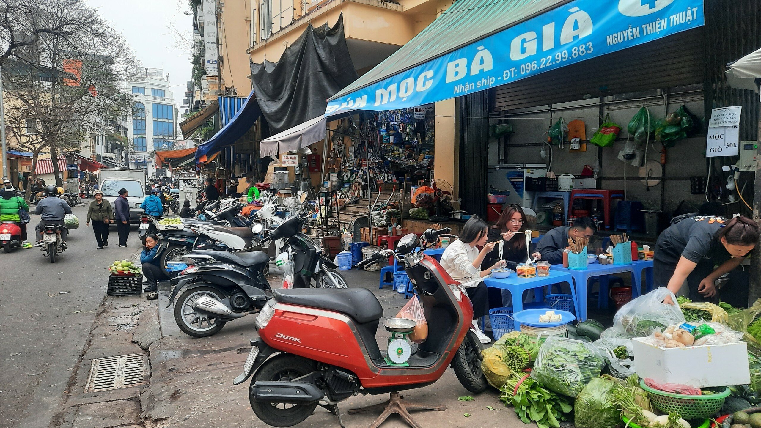 Một đoạn vỉa h&egrave; tại phố Nguyễn Thiện Thuật (quận Ho&agrave;n Kiếm) cũng bị chiếm dụng kh&ocirc;ng c&ograve;n một lối đi cho người đi bộ.