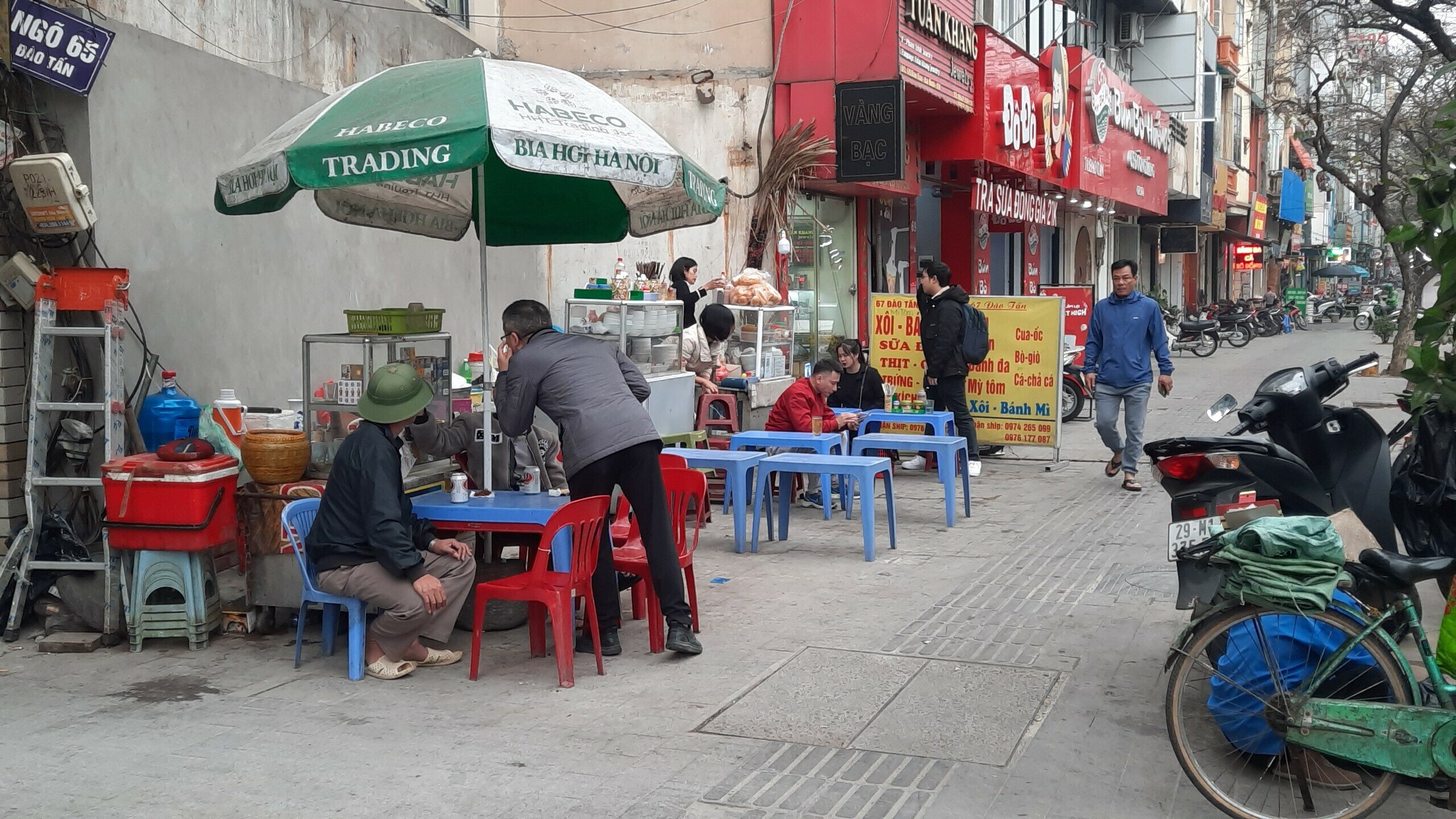 Ngay cạnh đ&oacute;, c&aacute;c qu&aacute;n b&uacute;n, phở, tr&agrave; đ&aacute;... cũng b&agrave;y đủ c&aacute;c loại b&agrave;n, ghế, dụng cụ b&aacute;n h&agrave;ng ra vỉa h&egrave;.