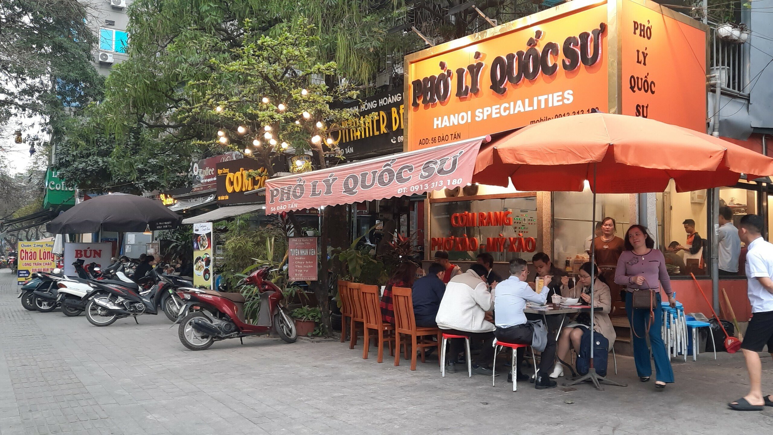 Qu&aacute;n phở mang t&ecirc;n L&yacute; Quốc Sư, ch&aacute;o l&ograve;ng Kay, b&uacute;n Lộc vừng tr&ecirc;n đường Đ&agrave;o Tấn cũng đua nhau để biển hiệu, bạt che, b&agrave;n ghế ra vỉa h&egrave;.