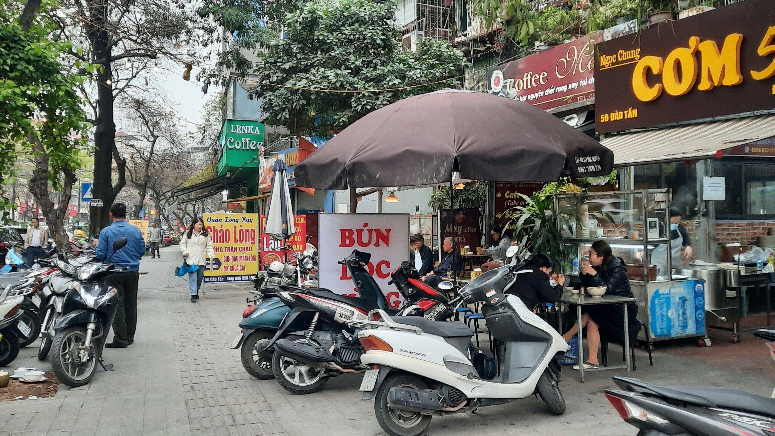 Tại phố Đ&agrave;o Tấn (quận Ba Đ&igrave;nh), những h&agrave;ng qu&aacute;n lấn chiếm vỉa h&egrave; san s&aacute;t.