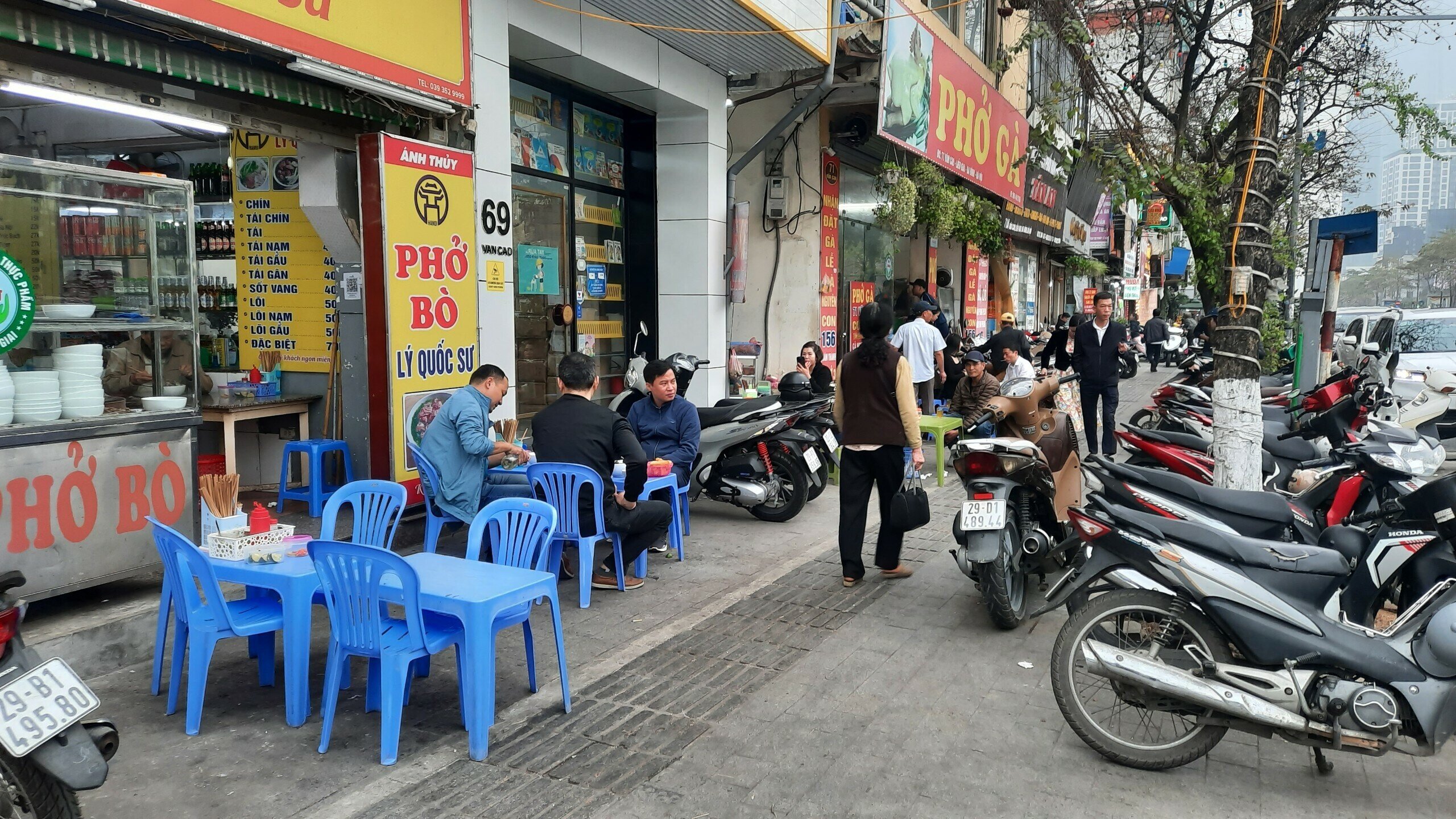Nhiều điểm ở vỉa h&egrave; tr&ecirc;n phố Văn Cao (phường Liễu Giai, quận Ba Đ&igrave;nh) cũng phổ biến t&igrave;nh trạng vỉa h&egrave; bị lấn chiếm để biến th&agrave;nh nơi kinh doanh đồ ăn uống.