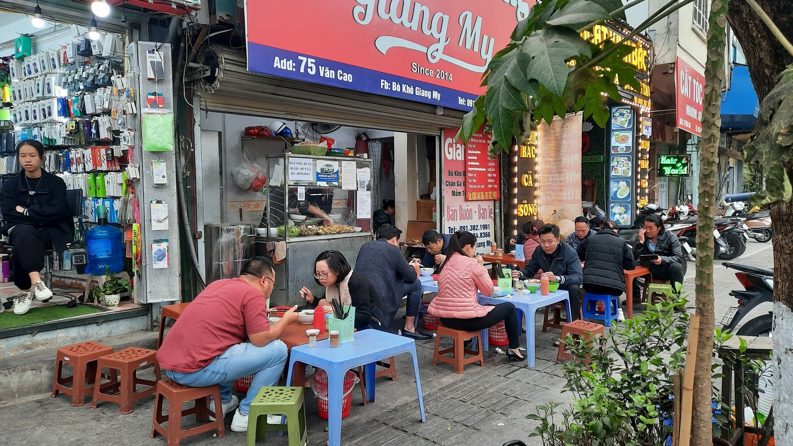 Cửa h&agrave;ng phở Giang My địa chỉ 71 Văn Cao l&agrave; một điển h&igrave;nh cho việc chiếm dụng vỉa h&egrave;. Chủ cửa h&agrave;ng n&agrave;y đ&atilde; xếp nhiều h&agrave;ng b&agrave;n, ghế để phục vụ du kh&aacute;ch ăn uống.