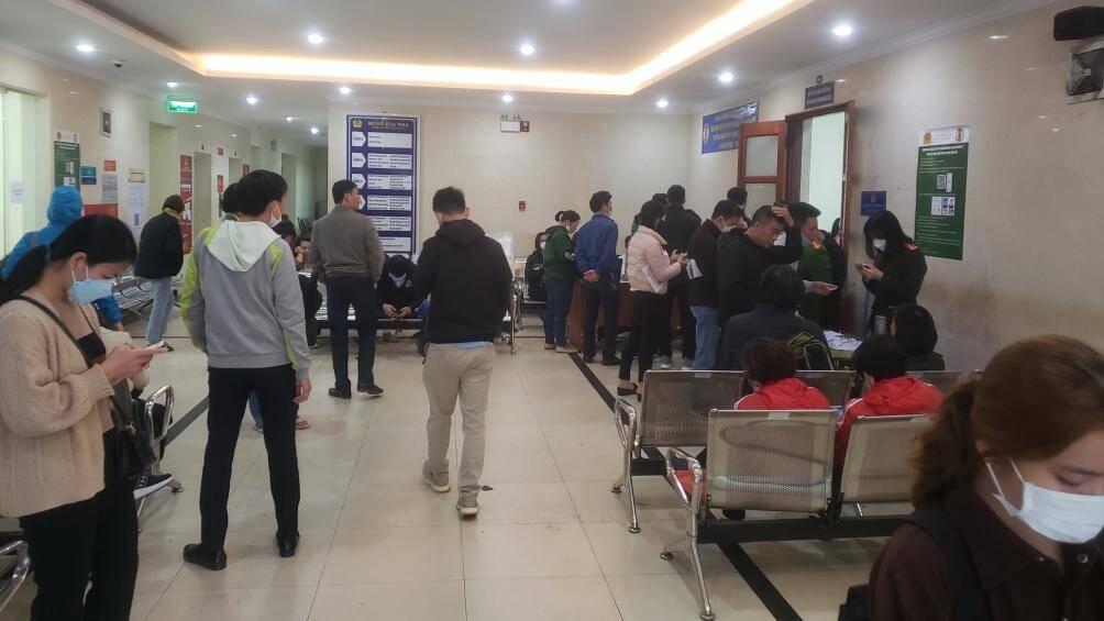 Hiện lực lượng chức năng ưu ti&ecirc;n tiếp nhận l&agrave;m thủ tục với hộ chiếu c&ograve;n hạn dưới 6 th&aacute;ng v&agrave; cấp lần đầu.